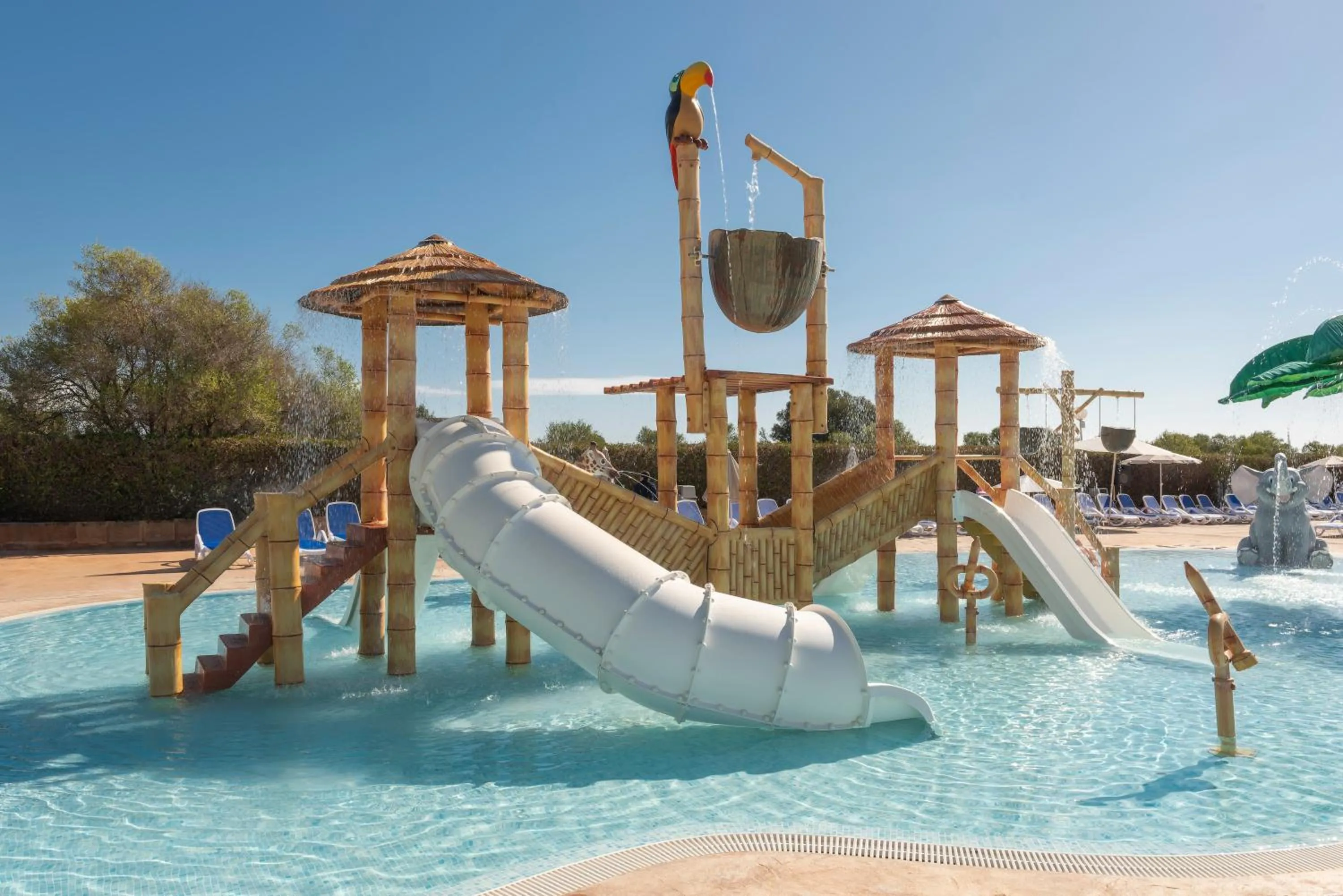 Swimming pool in HSM Canarios Park