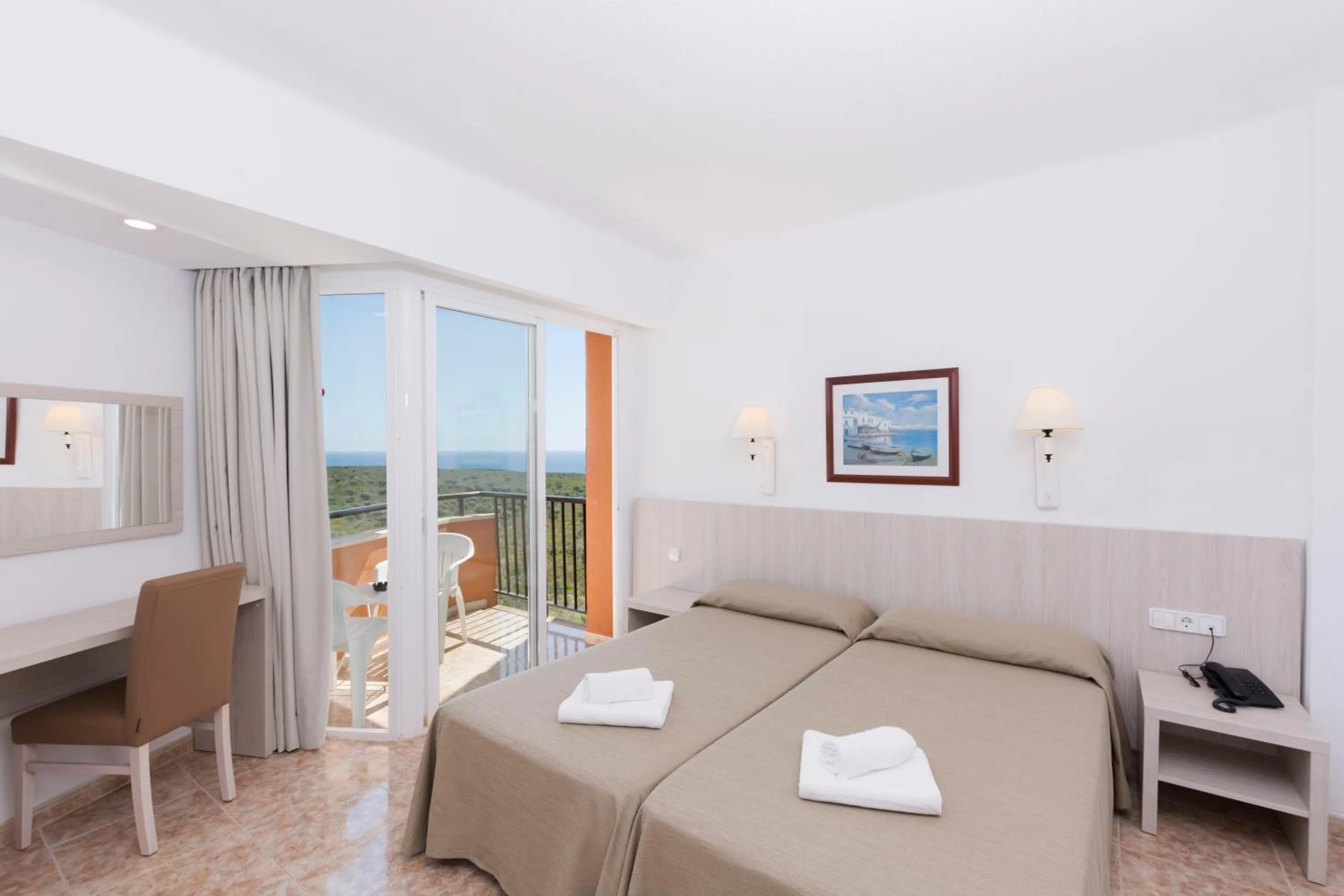 Photo of the whole room, Bed in HSM Canarios Park