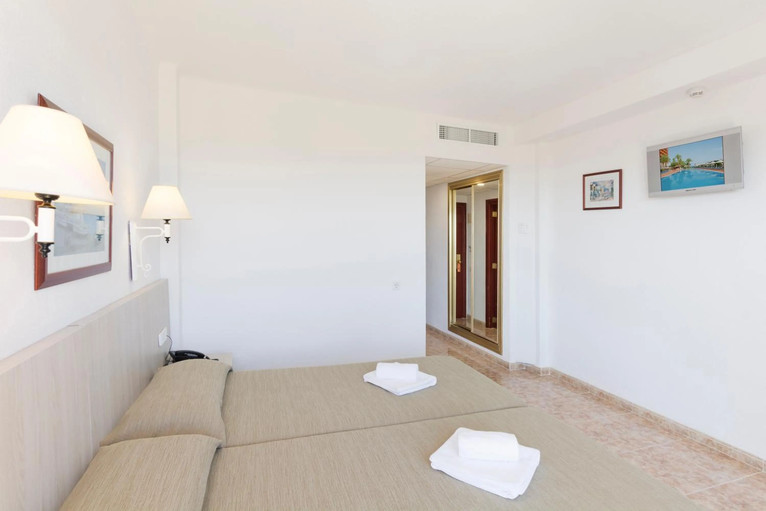 Photo of the whole room, Bed in HSM Canarios Park