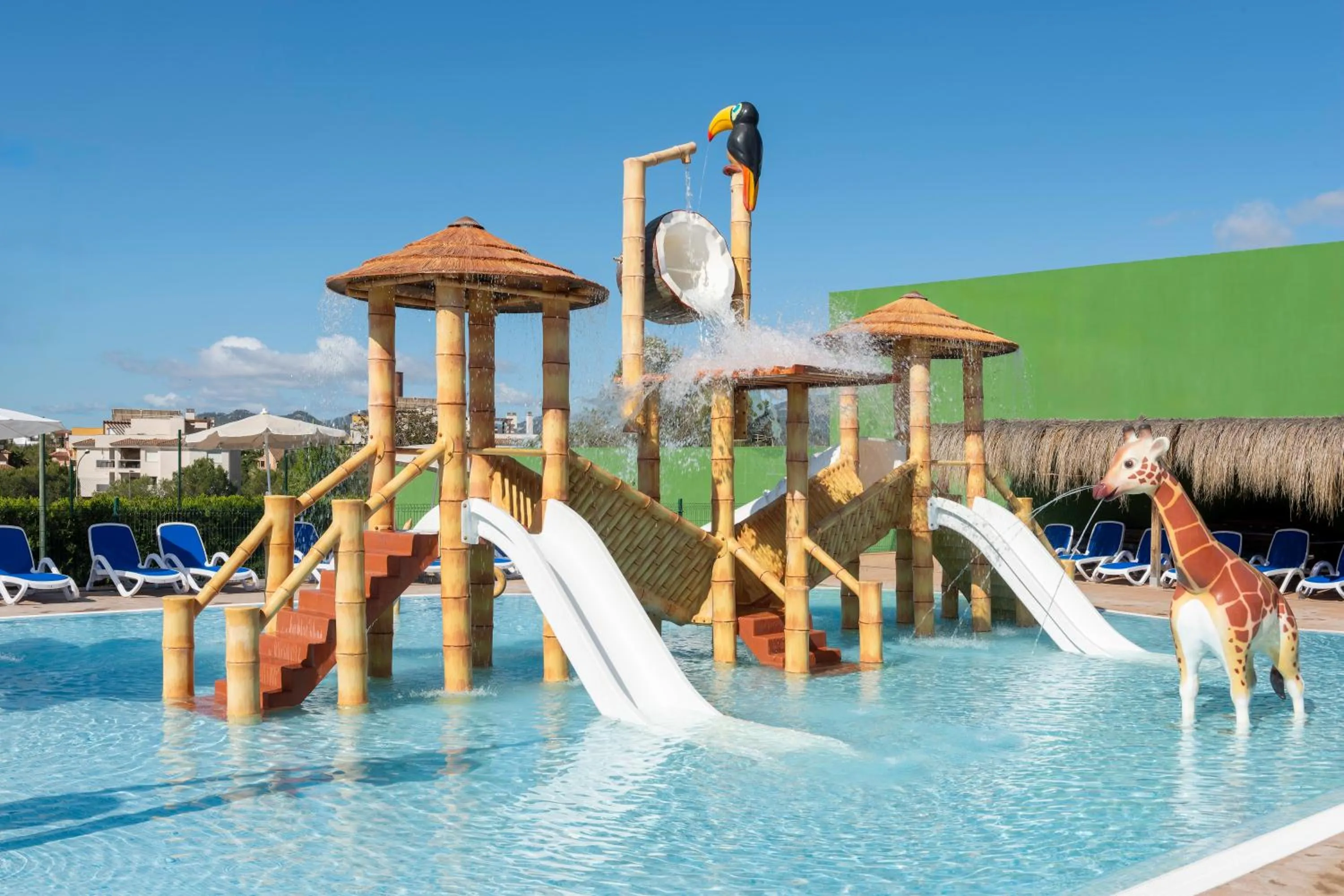 Swimming pool in HSM Canarios Park