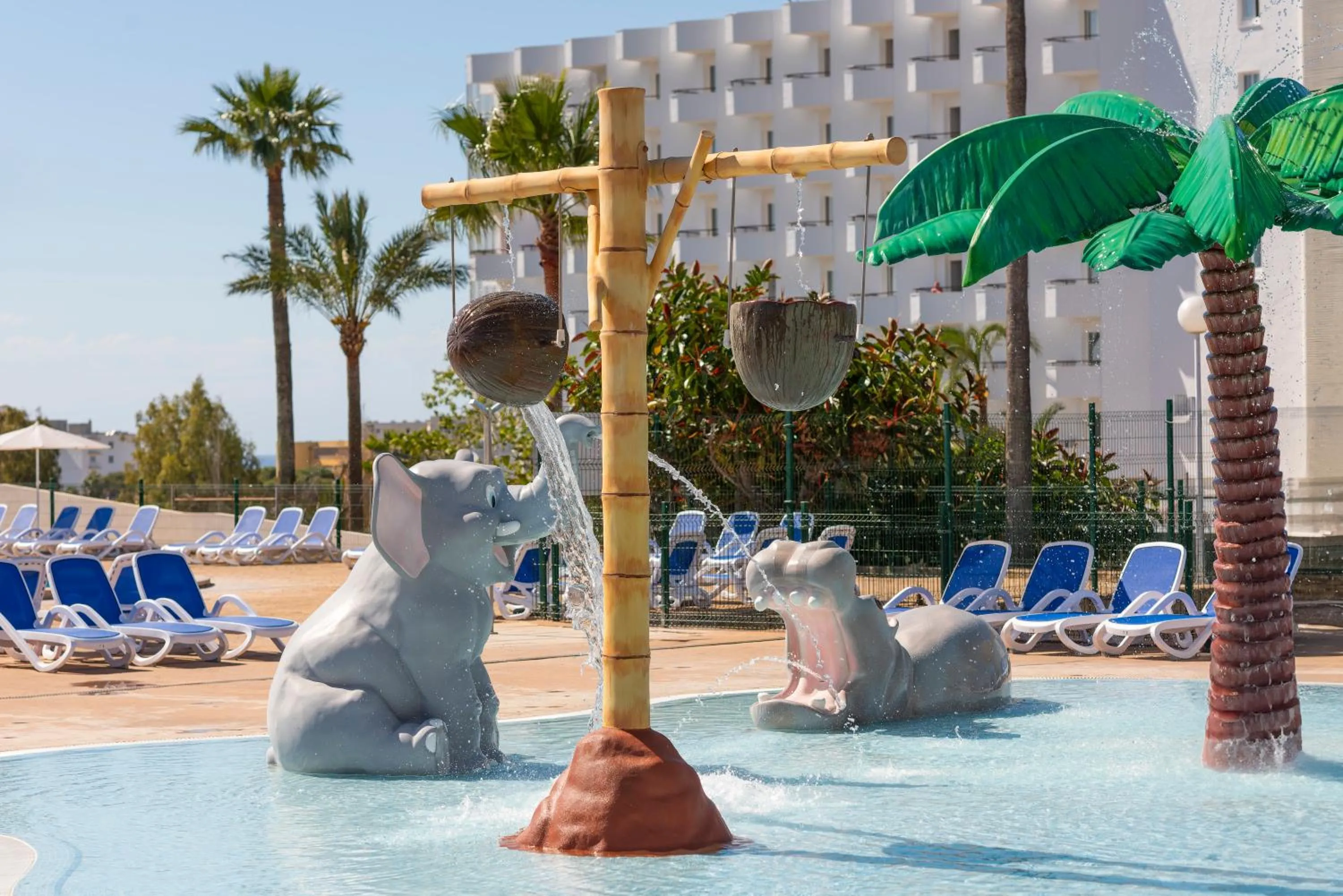 Swimming pool in HSM Canarios Park