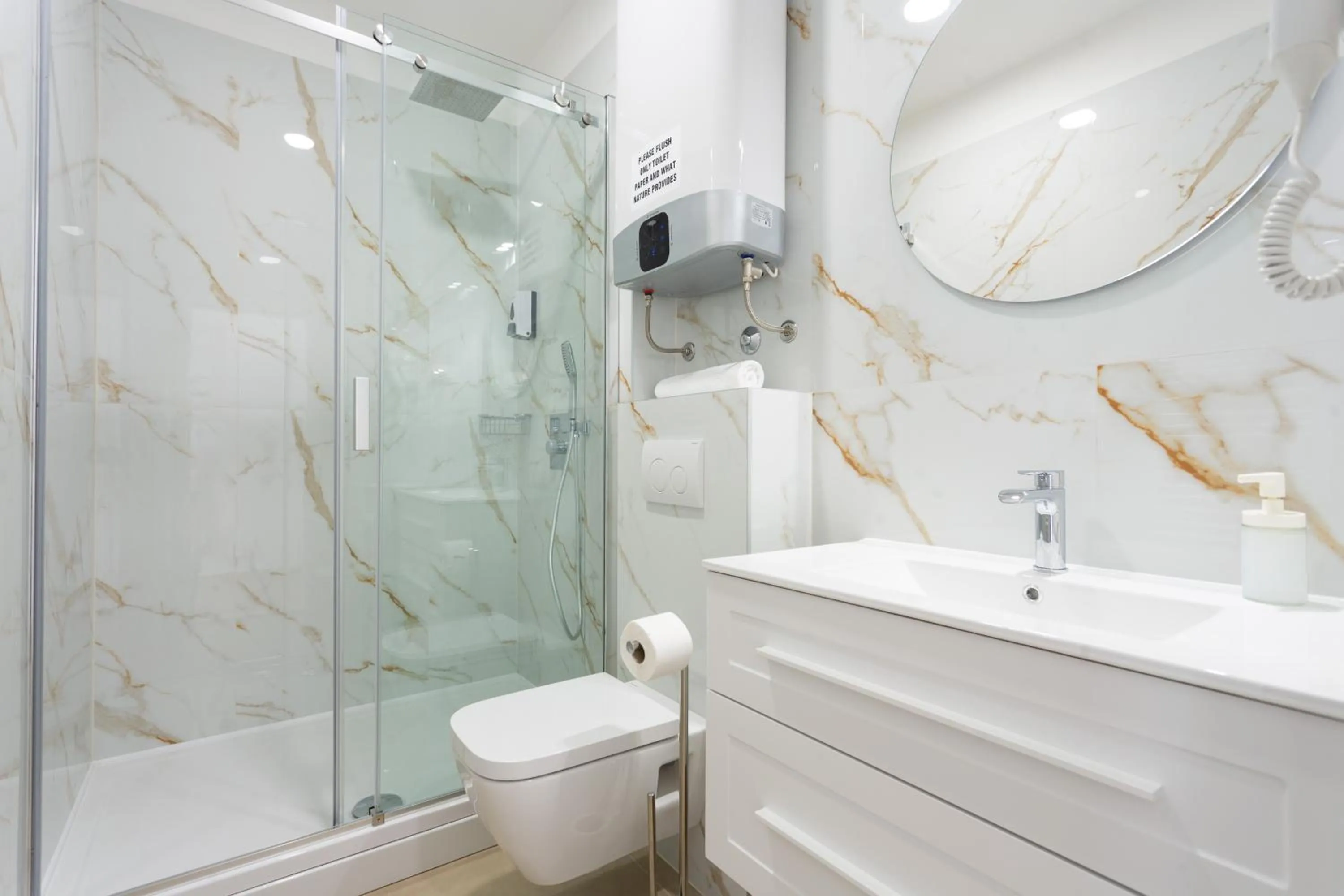 Shower in Luxury Rooms Fetivi