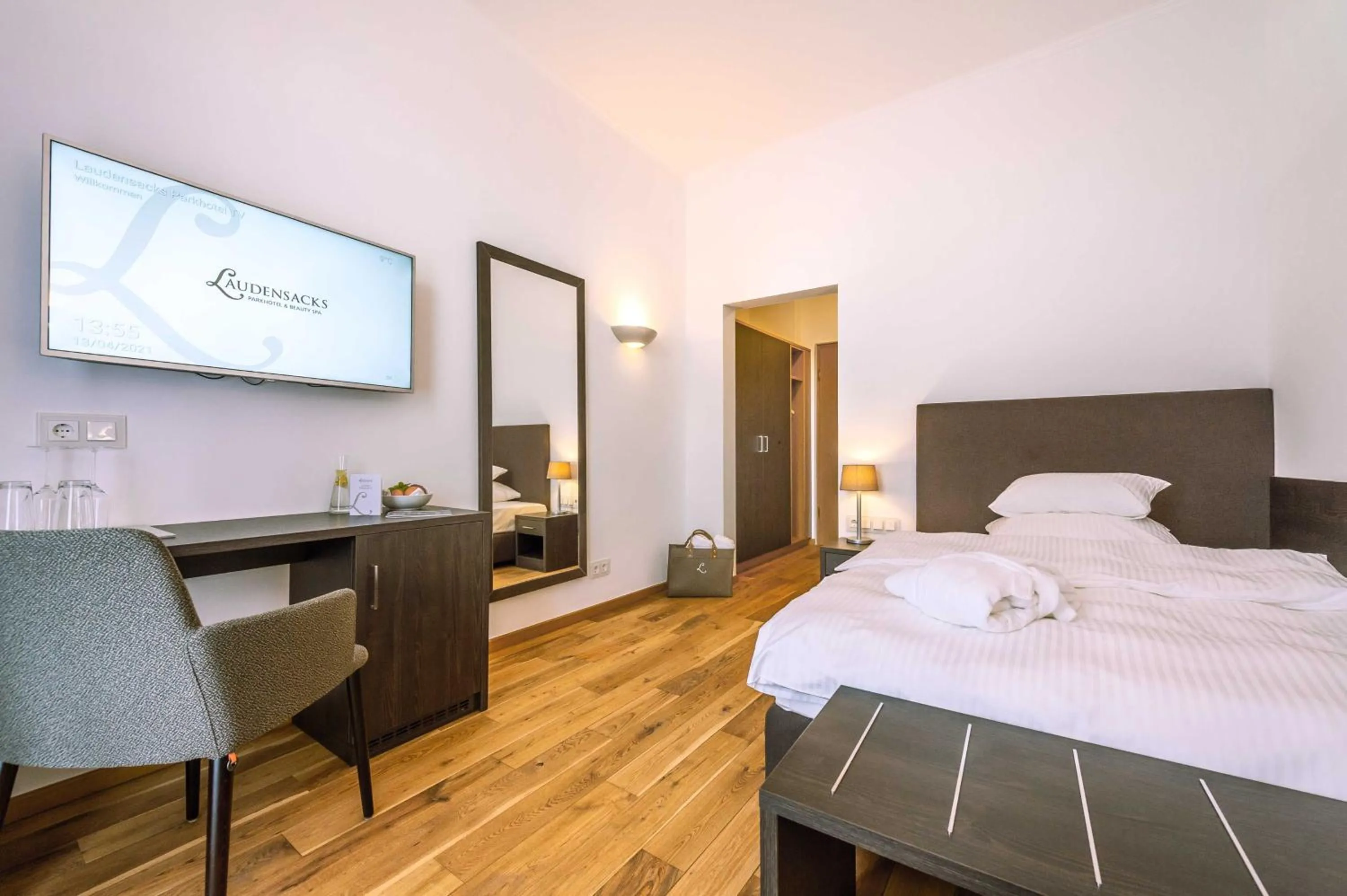 Photo of the whole room, Bed in Laudensacks Parkhotel & Retreat