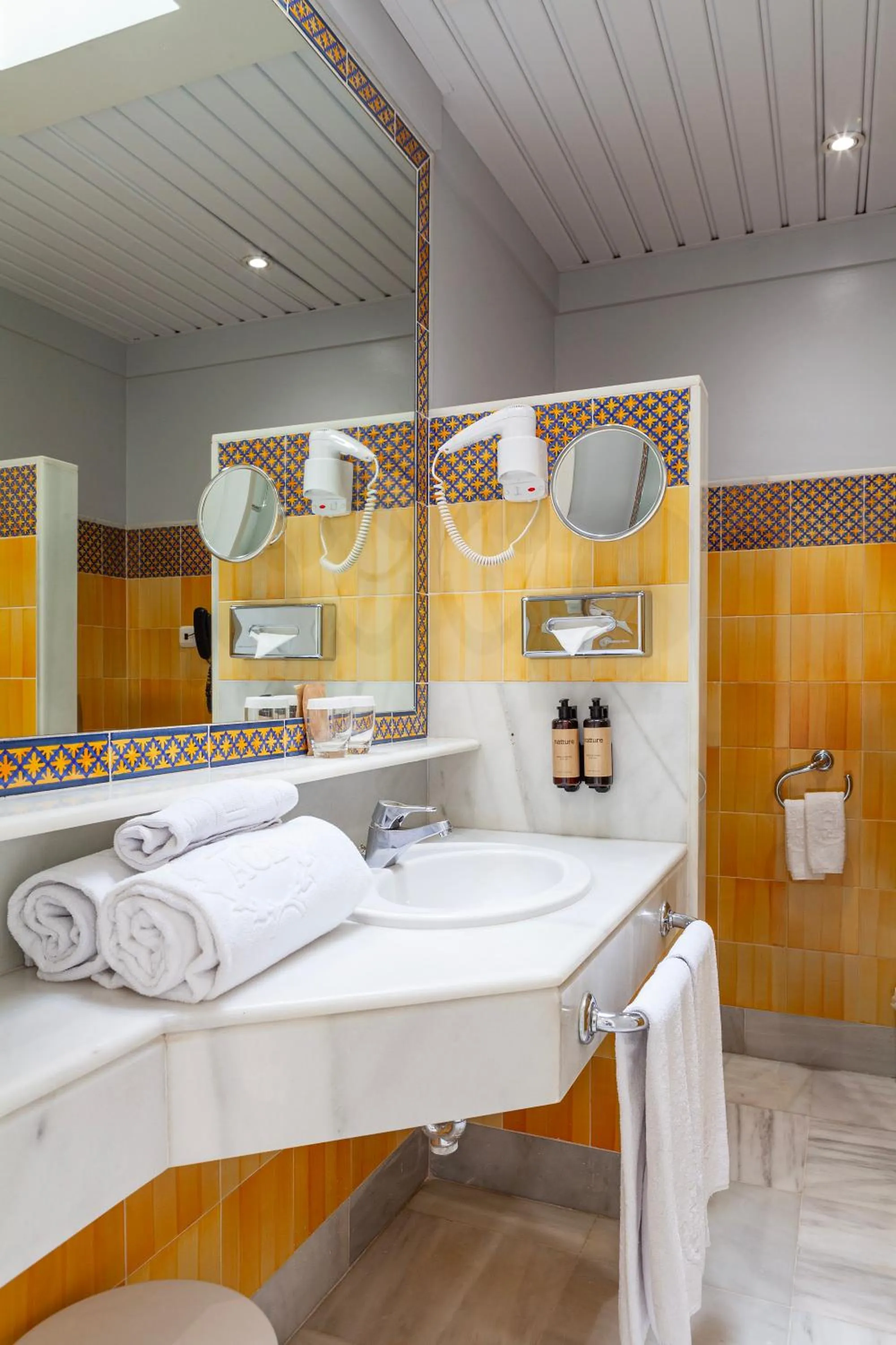 Bathroom, Bed in Hotel Duque de Najera
