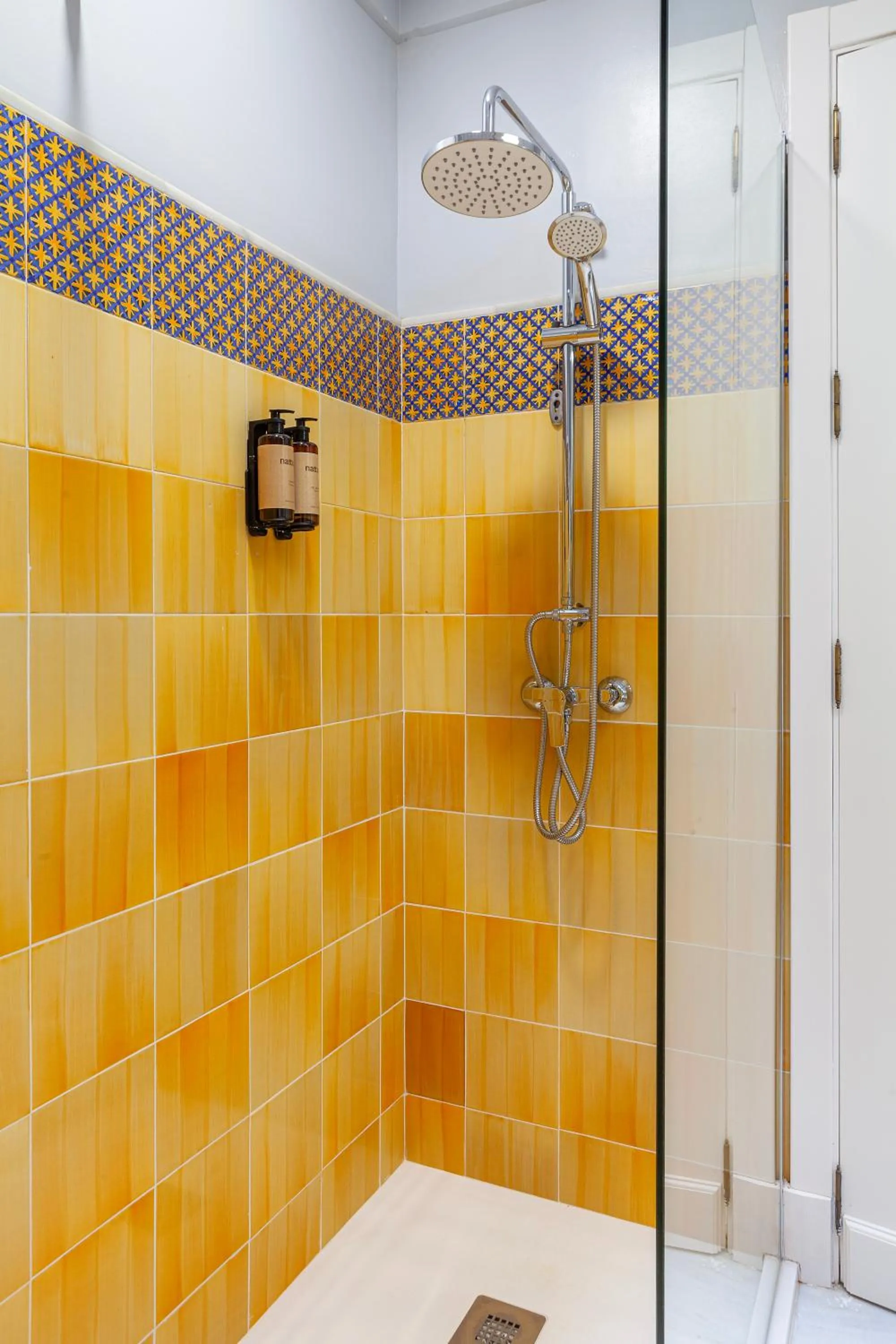 Shower in Hotel Duque de Najera