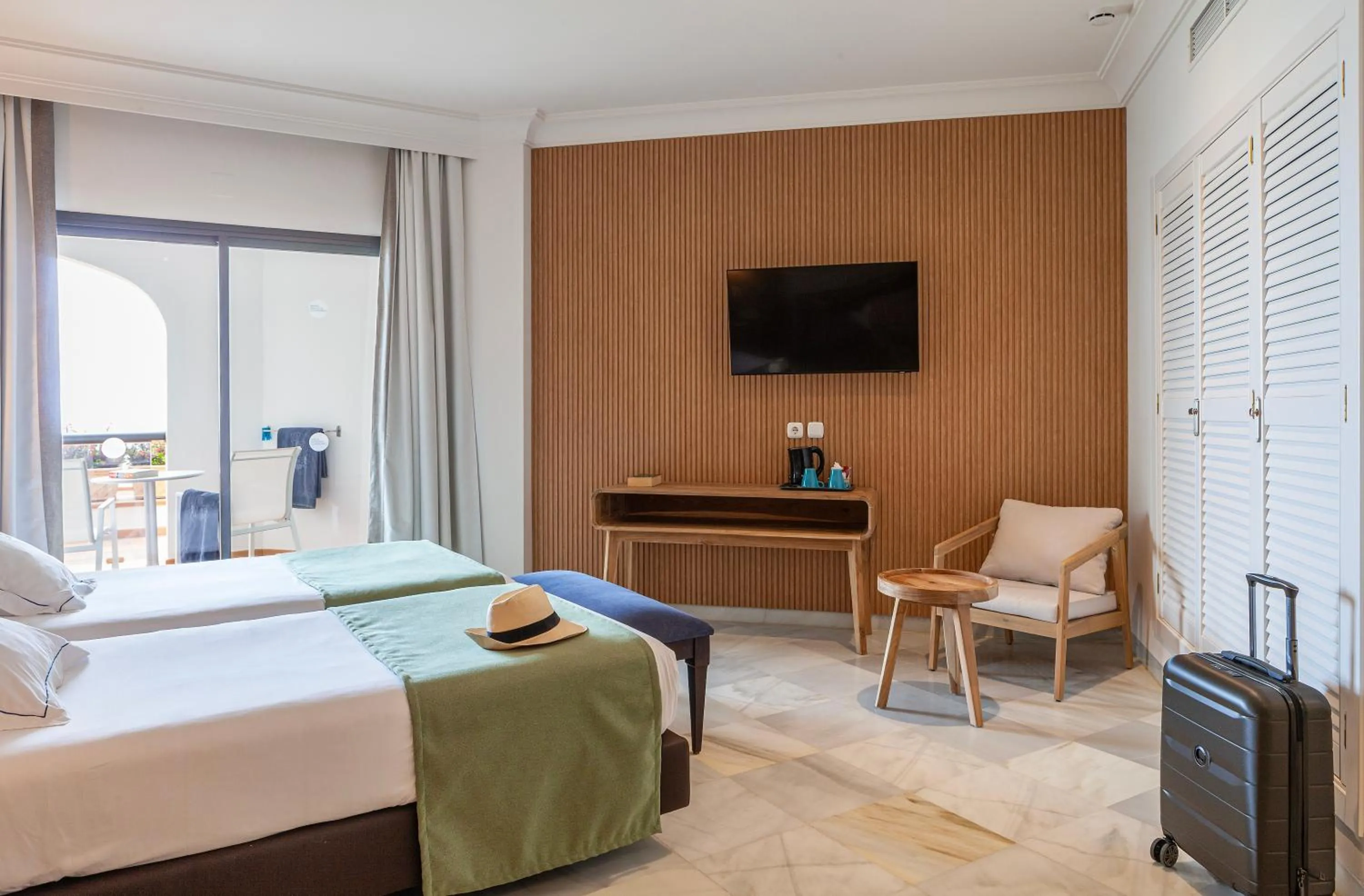 TV and multimedia, Bed in Hotel Duque de Najera