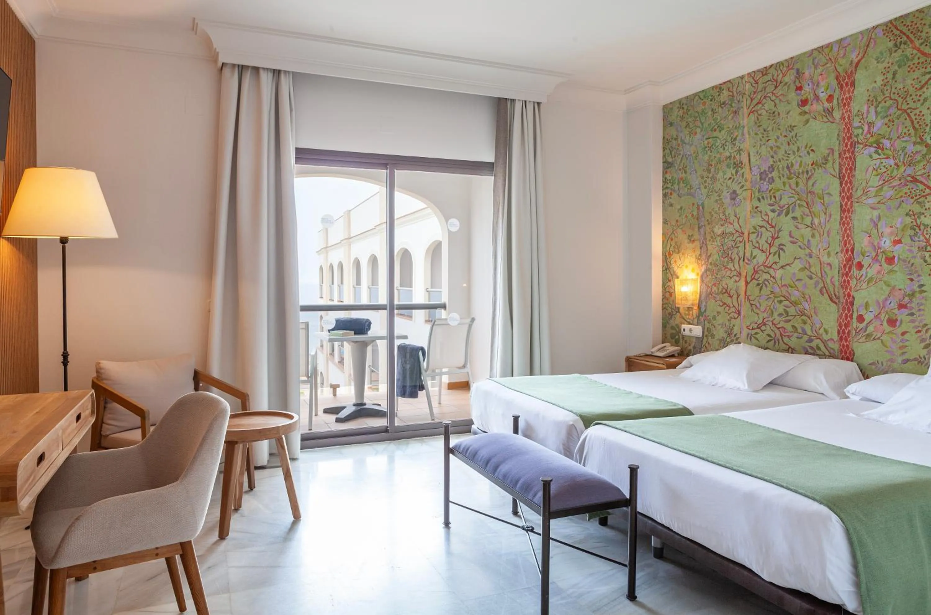 Balcony/Terrace, Bed in Hotel Duque de Najera