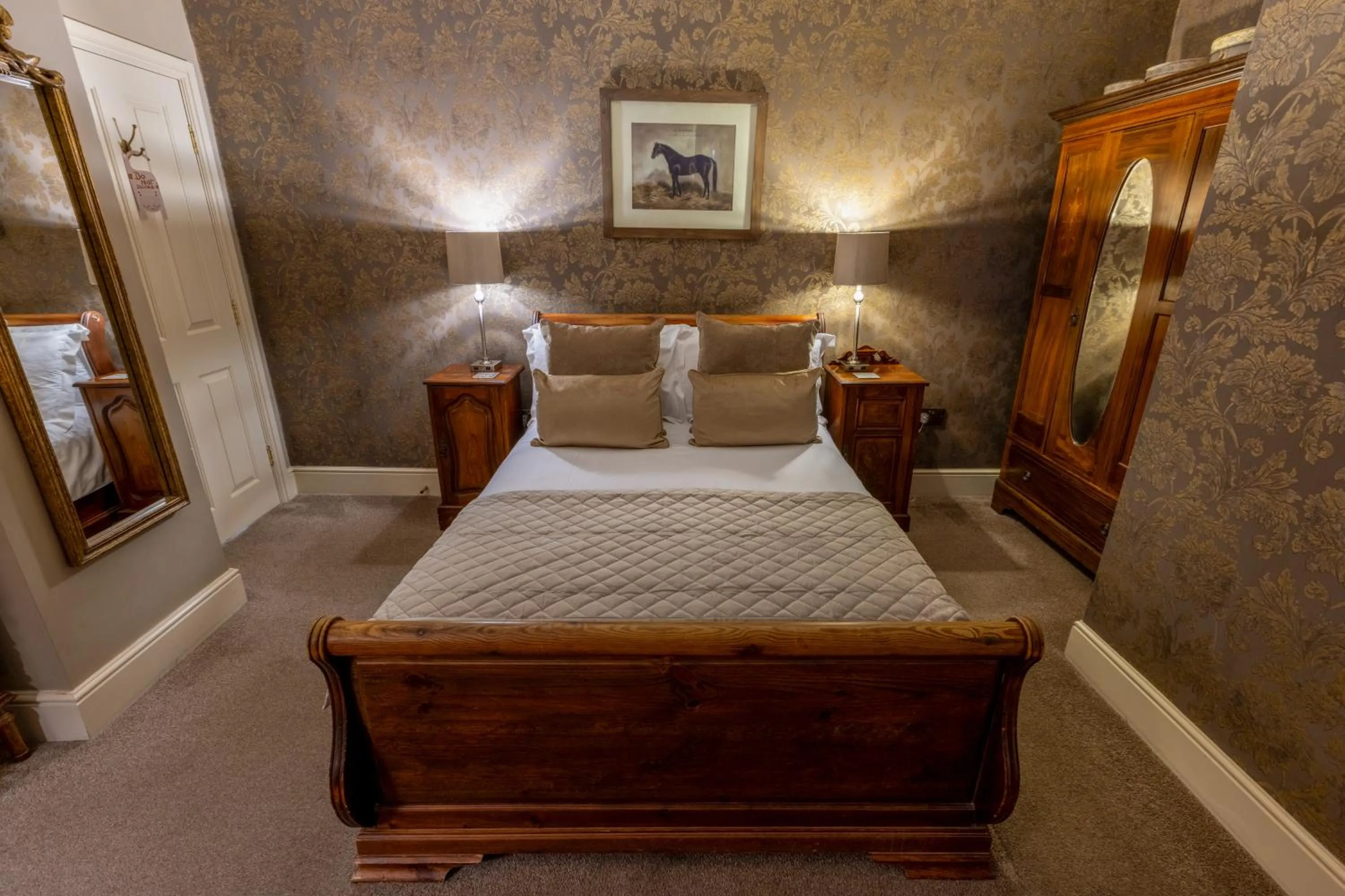 Bedroom, Bed in The Plough Inn