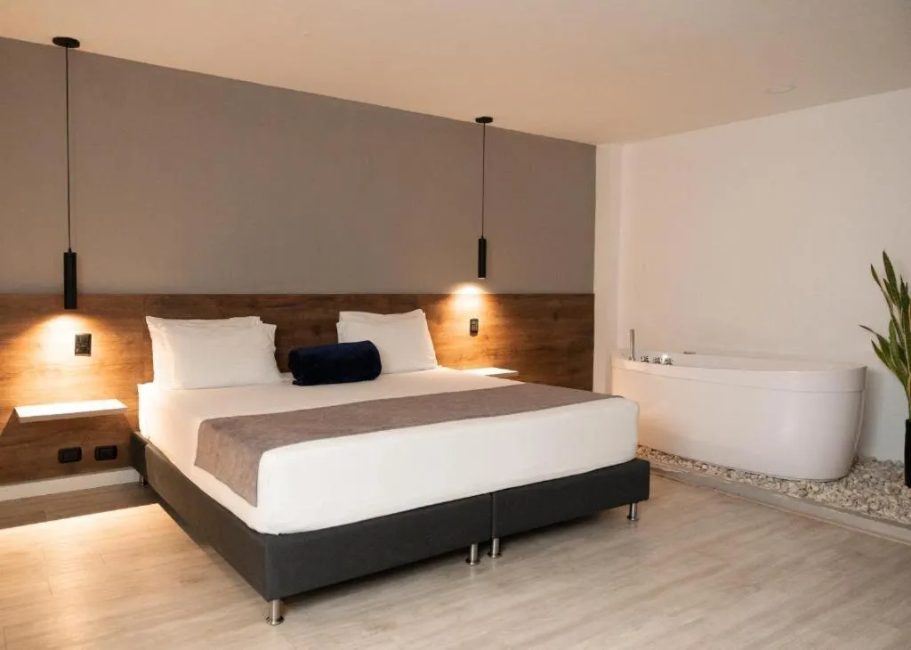 Photo of the whole room, Bed in Fence by Bernalo Hotels