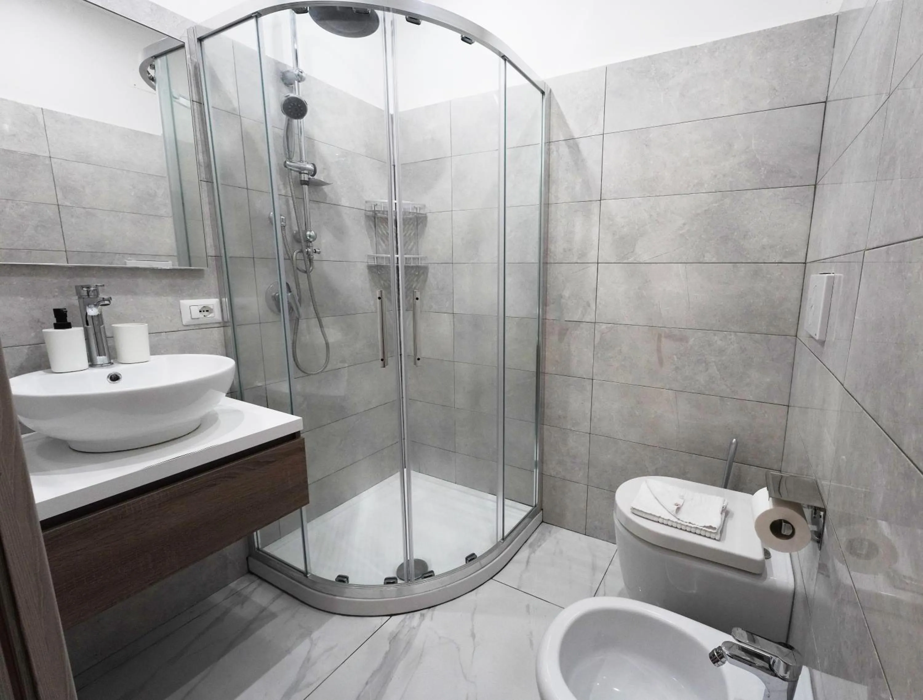 Shower in Cicero Rome Center