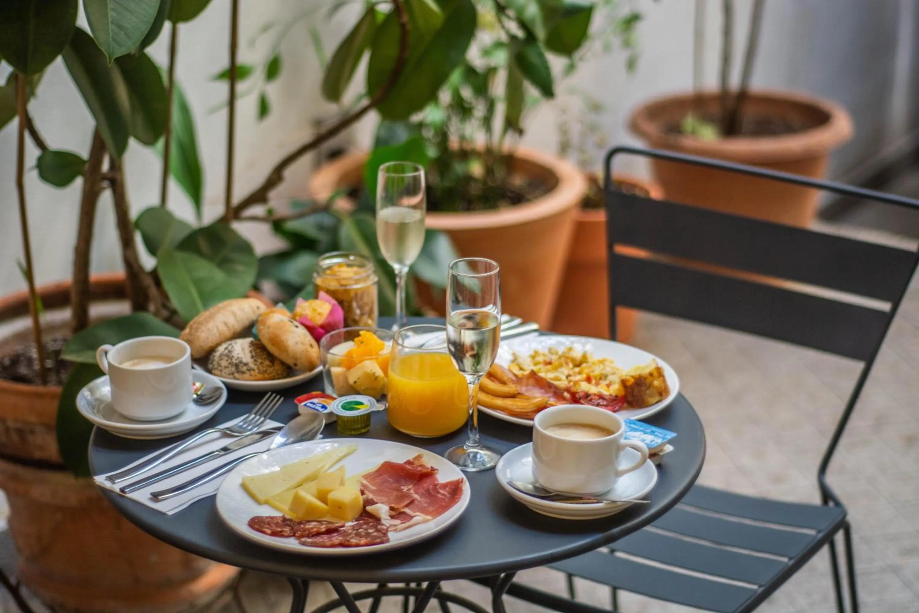 Breakfast in Apartamentos Suites Santa Cruz