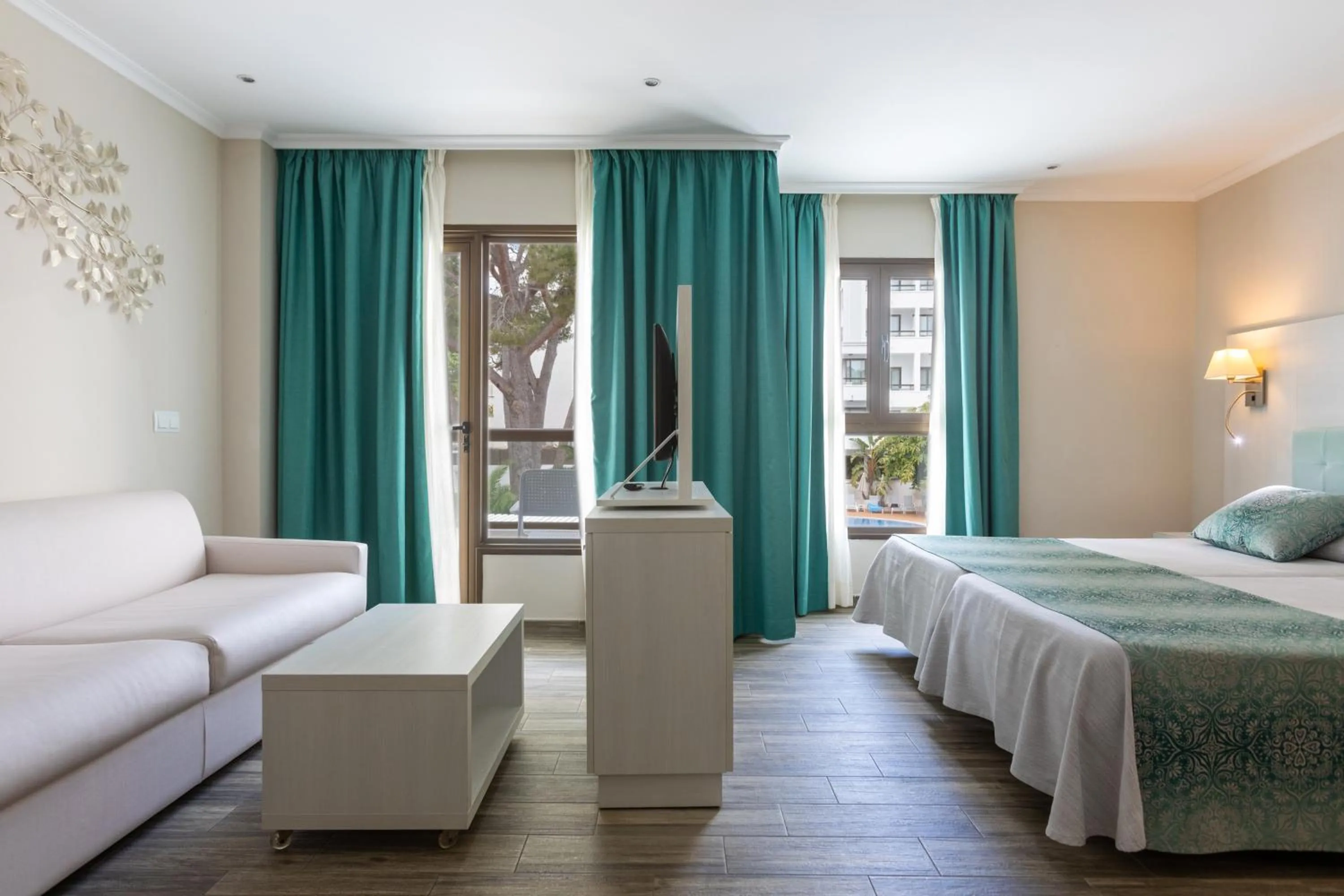 Photo of the whole room, Bed in Ona Palmira Paguera