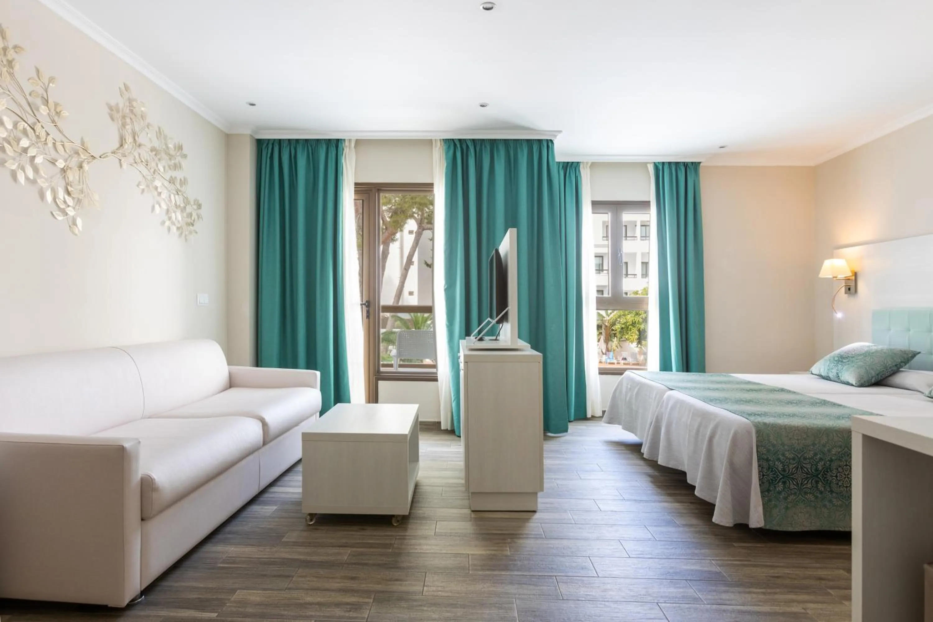 Photo of the whole room, Bed in Ona Palmira Paguera