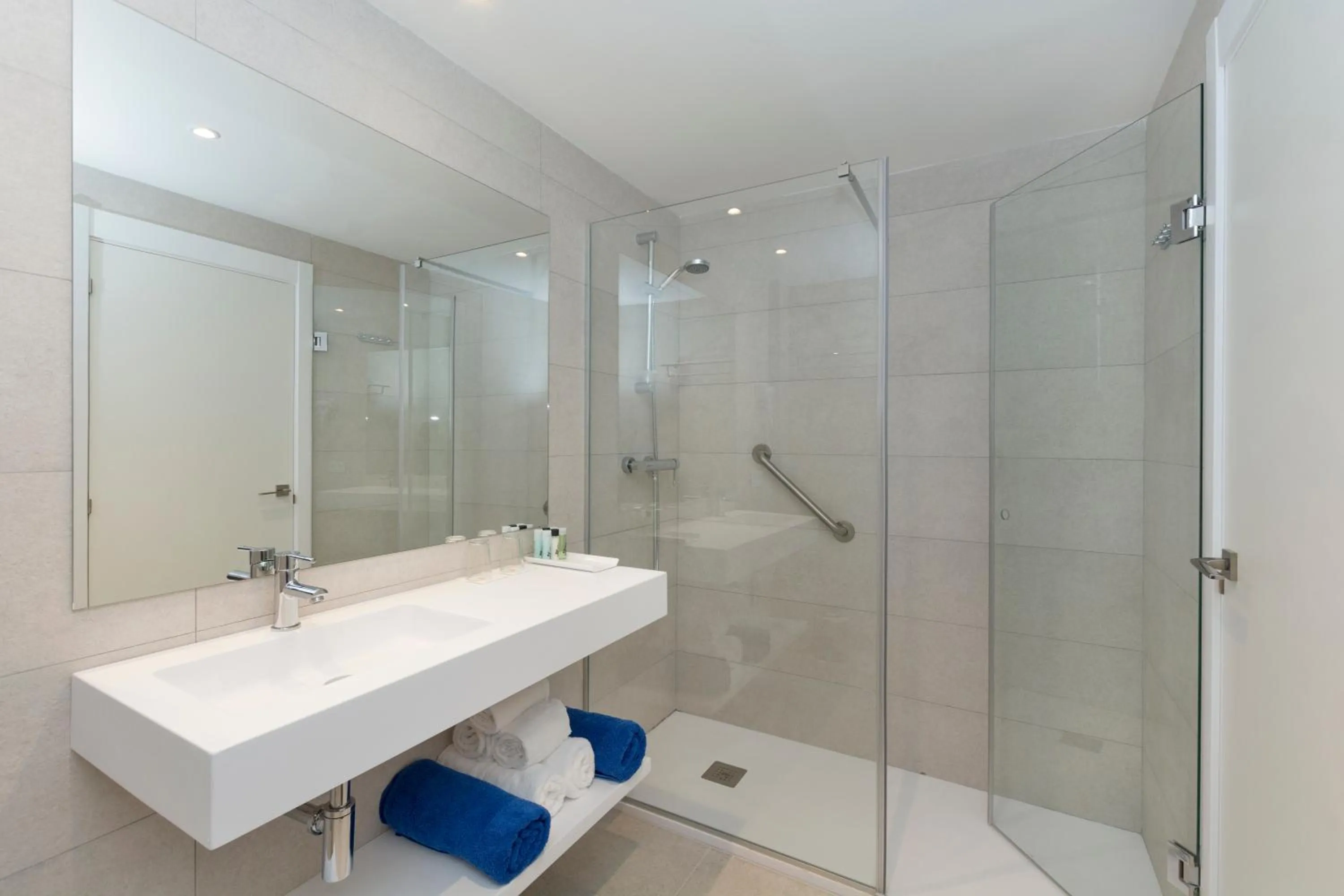 Shower in Ona Palmira Paguera