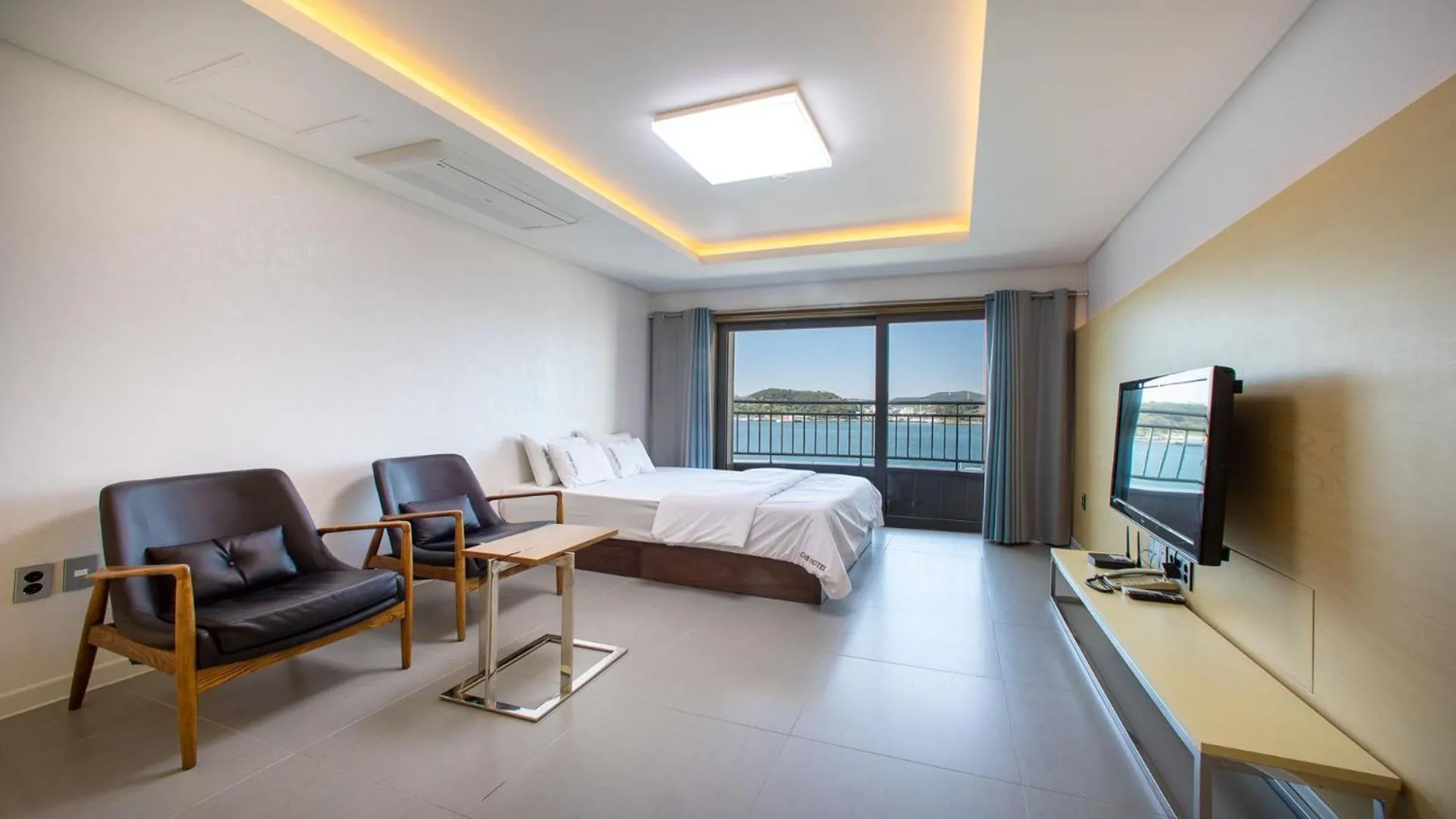 Bed in Carib Condo Hotel