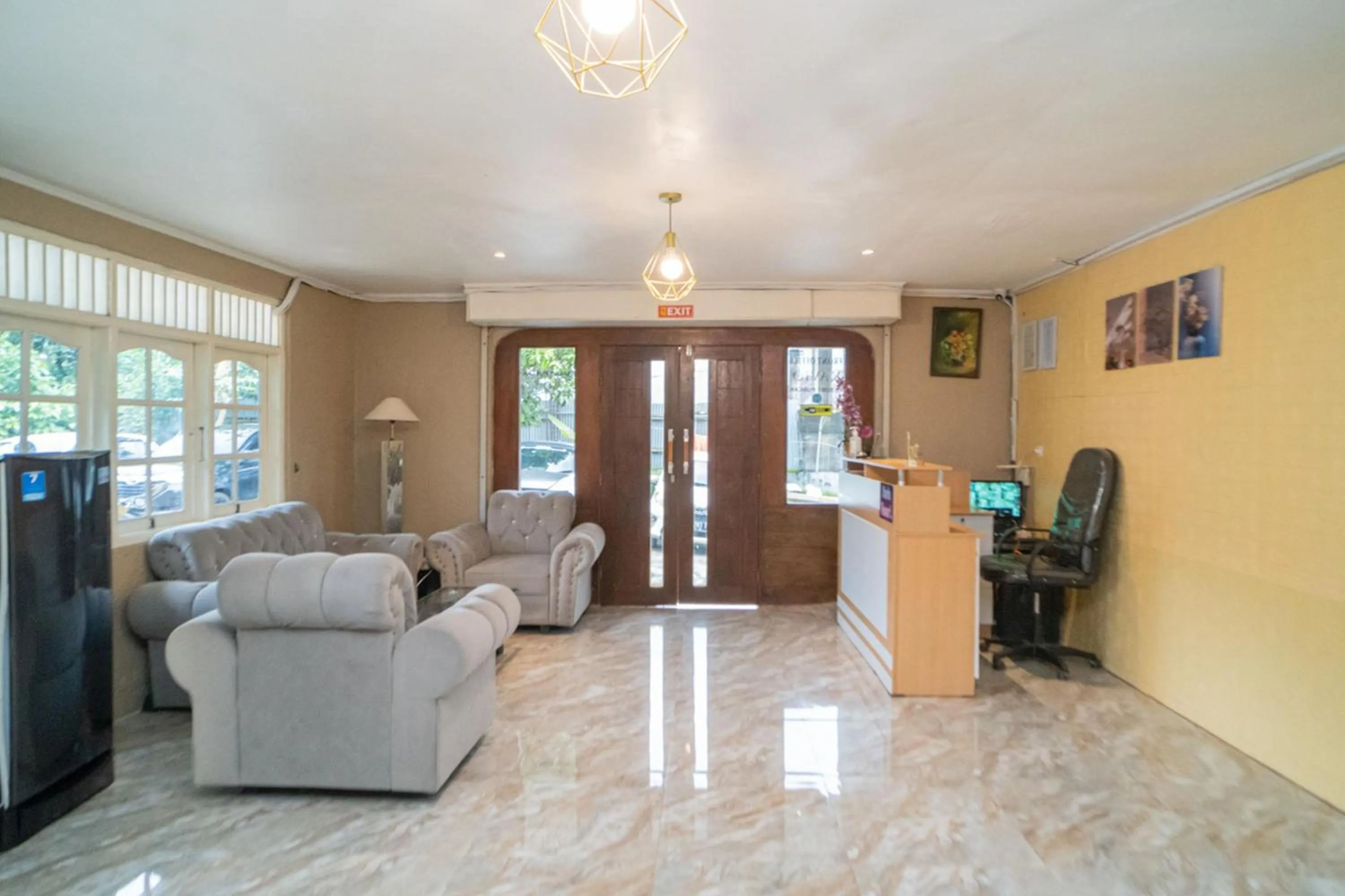 Living room in RedDoorz near Taman Safari 2