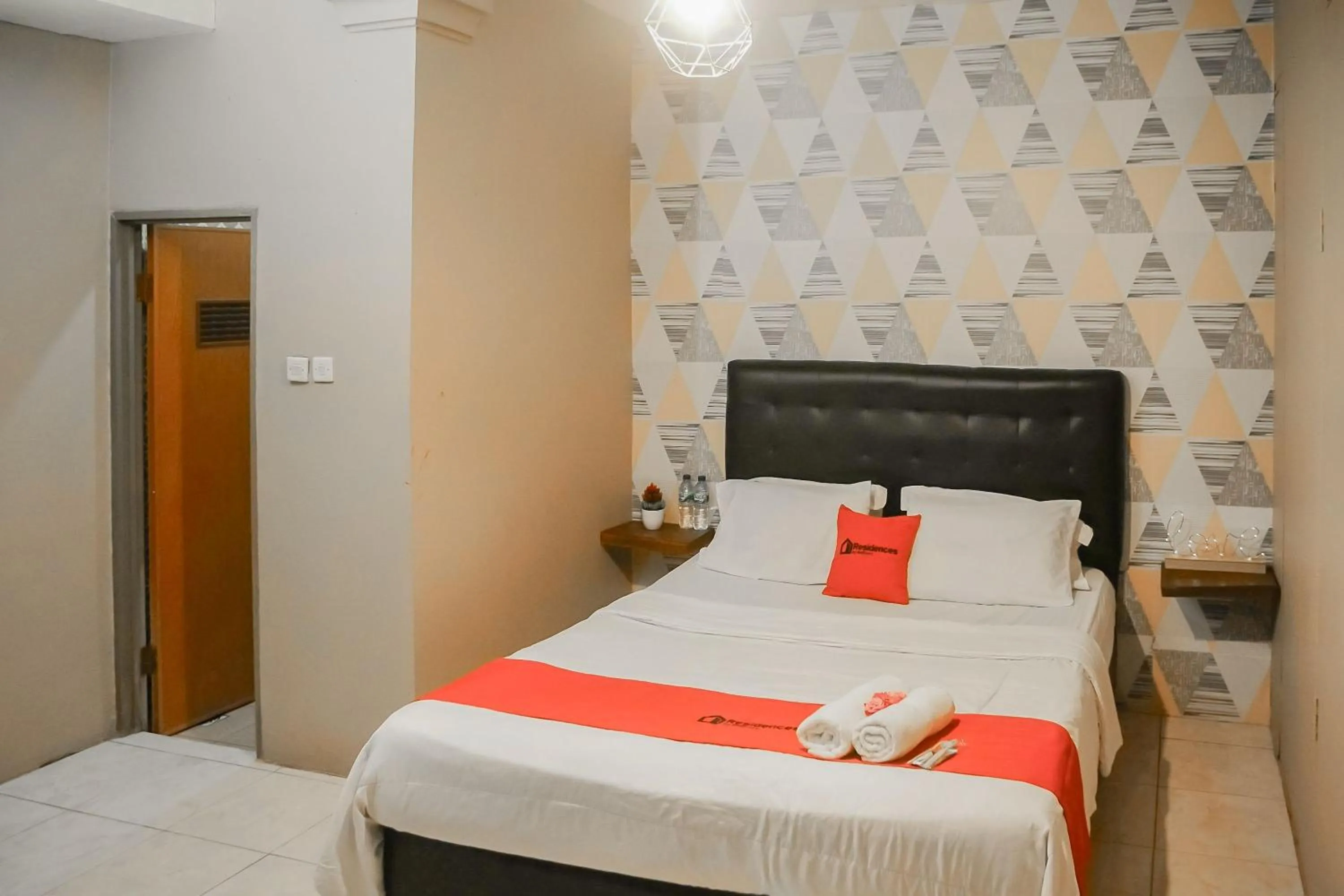 Bedroom, Bed in RedDoorz near Taman Safari 2