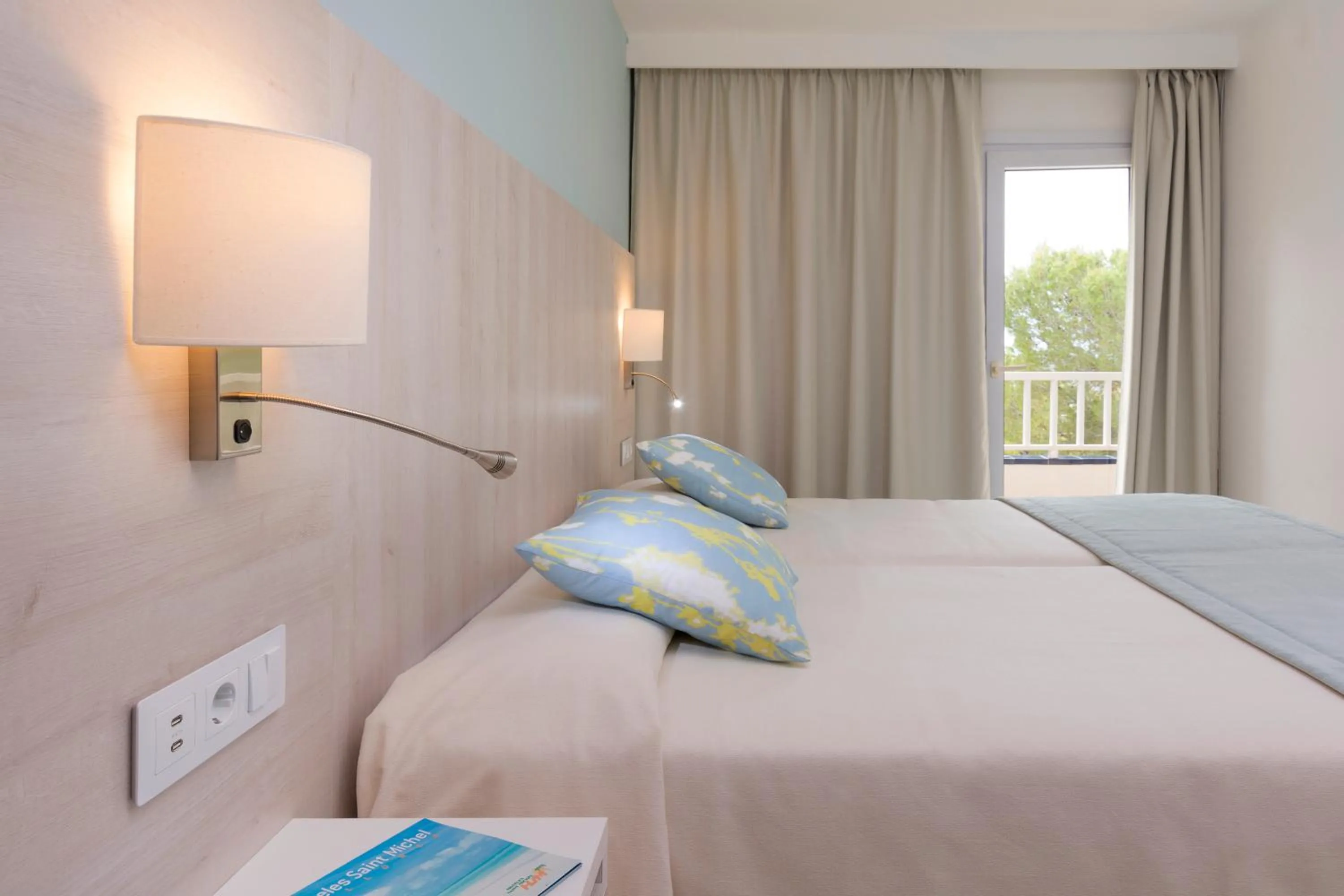 Photo of the whole room, Bed in HSM Solivera