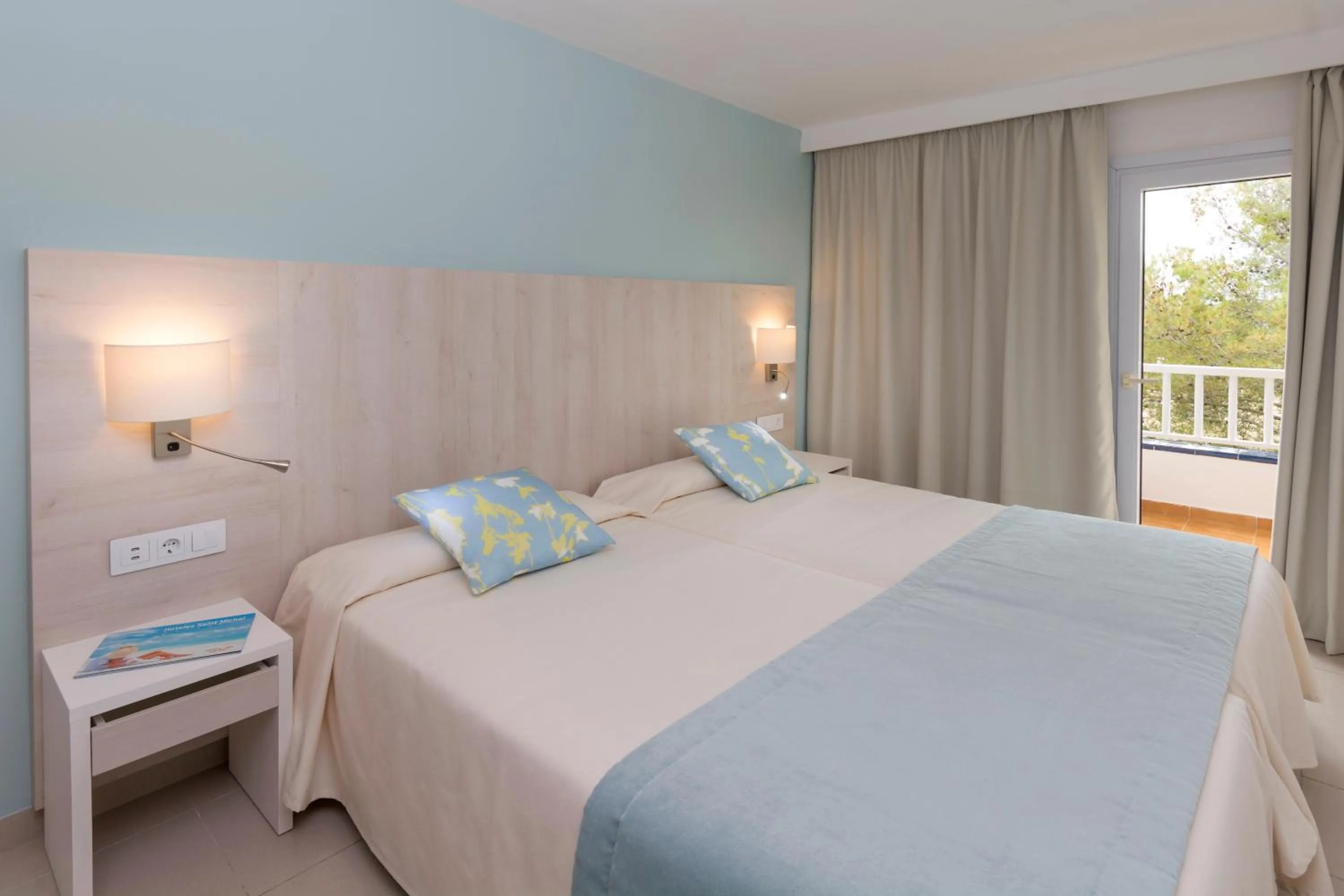 Photo of the whole room, Bed in HSM Solivera