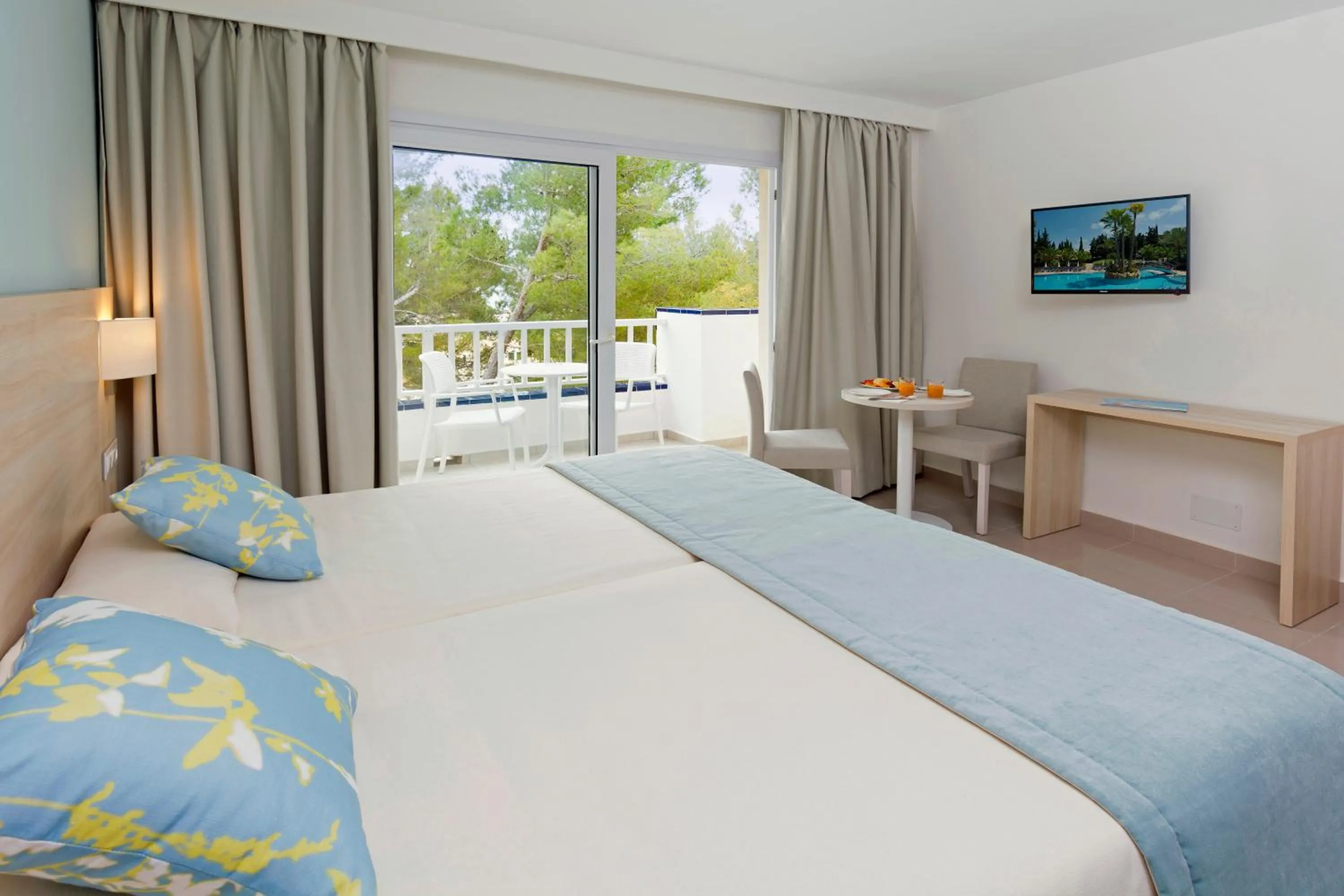 Photo of the whole room, Bed in HSM Solivera