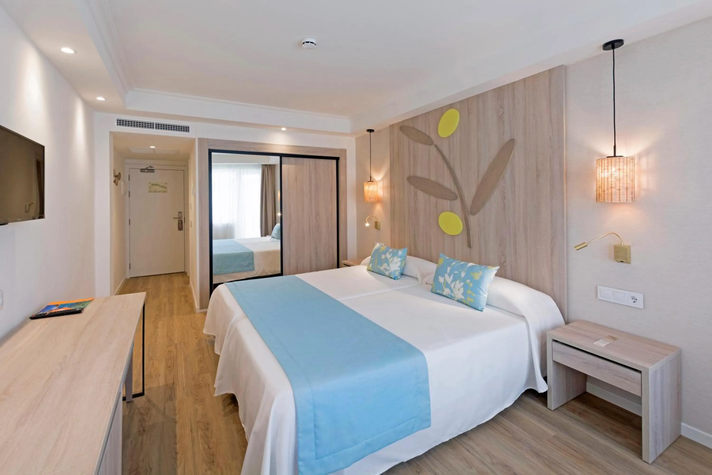 Photo of the whole room, Bed in HSM Solivera