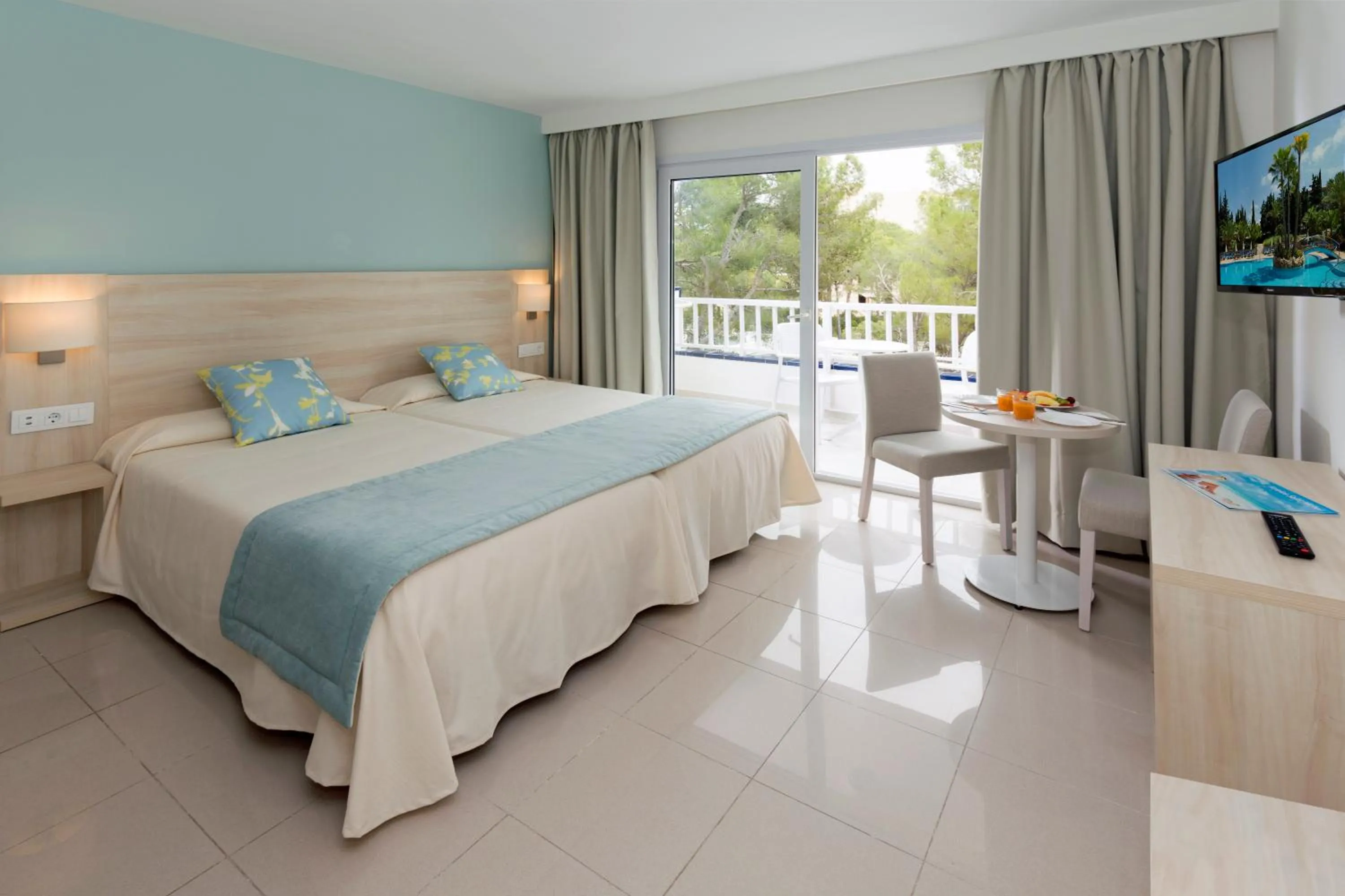Photo of the whole room, Bed in HSM Solivera