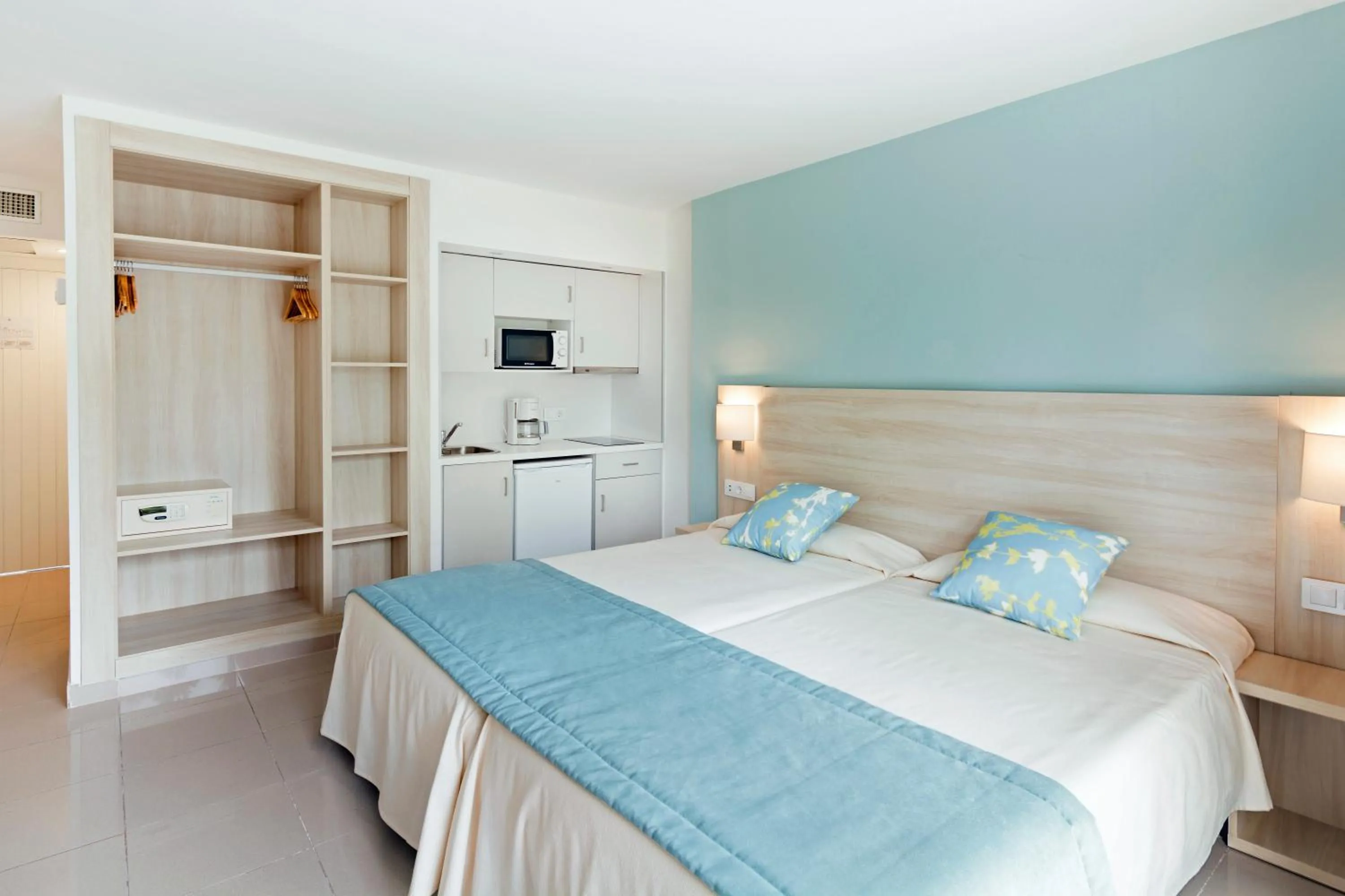 Photo of the whole room, Bed in HSM Solivera