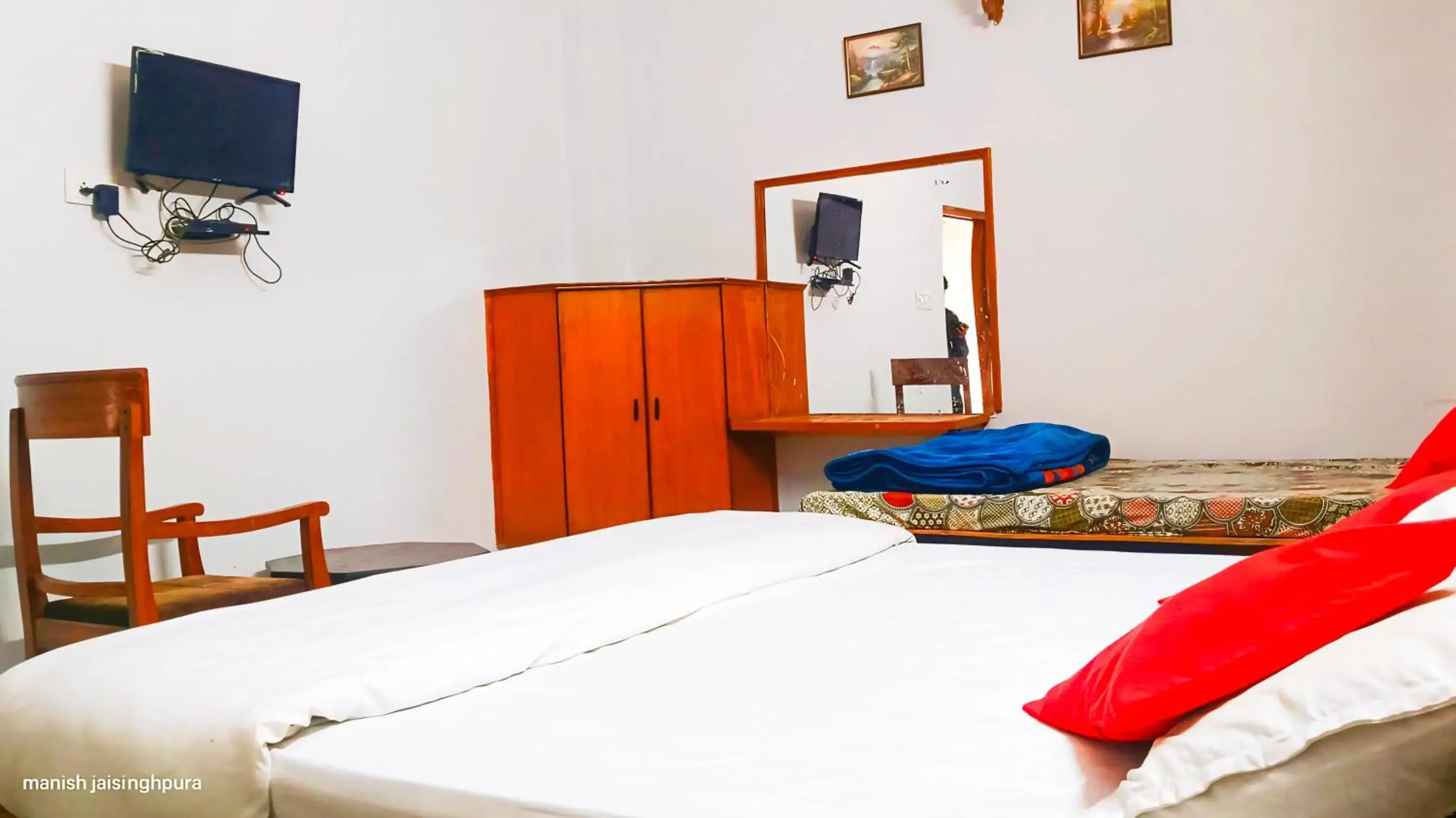 Communal lounge/ TV room in Hotel Apoorva DLX Communal lounge/ TV room in Hotel Apoorva DLX