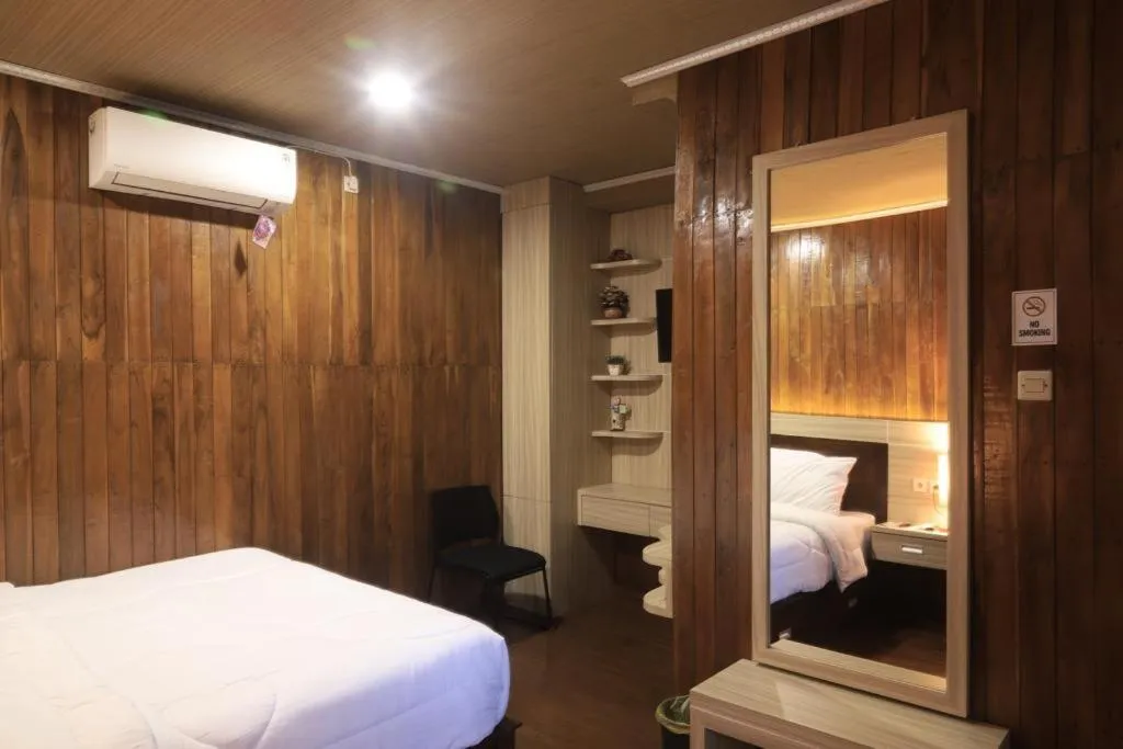 Bedroom, Bed in d' Omah Afi 1