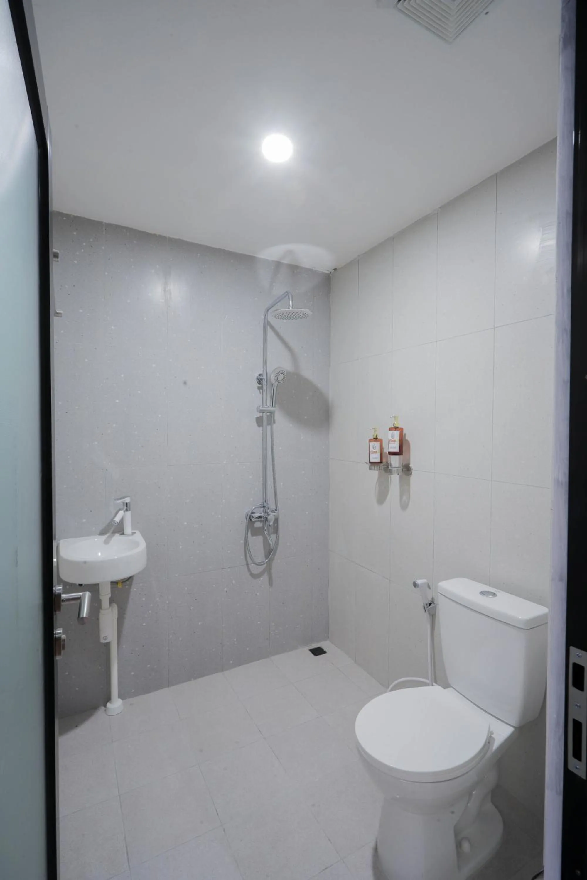 Bathroom in d' Omah Afi 1