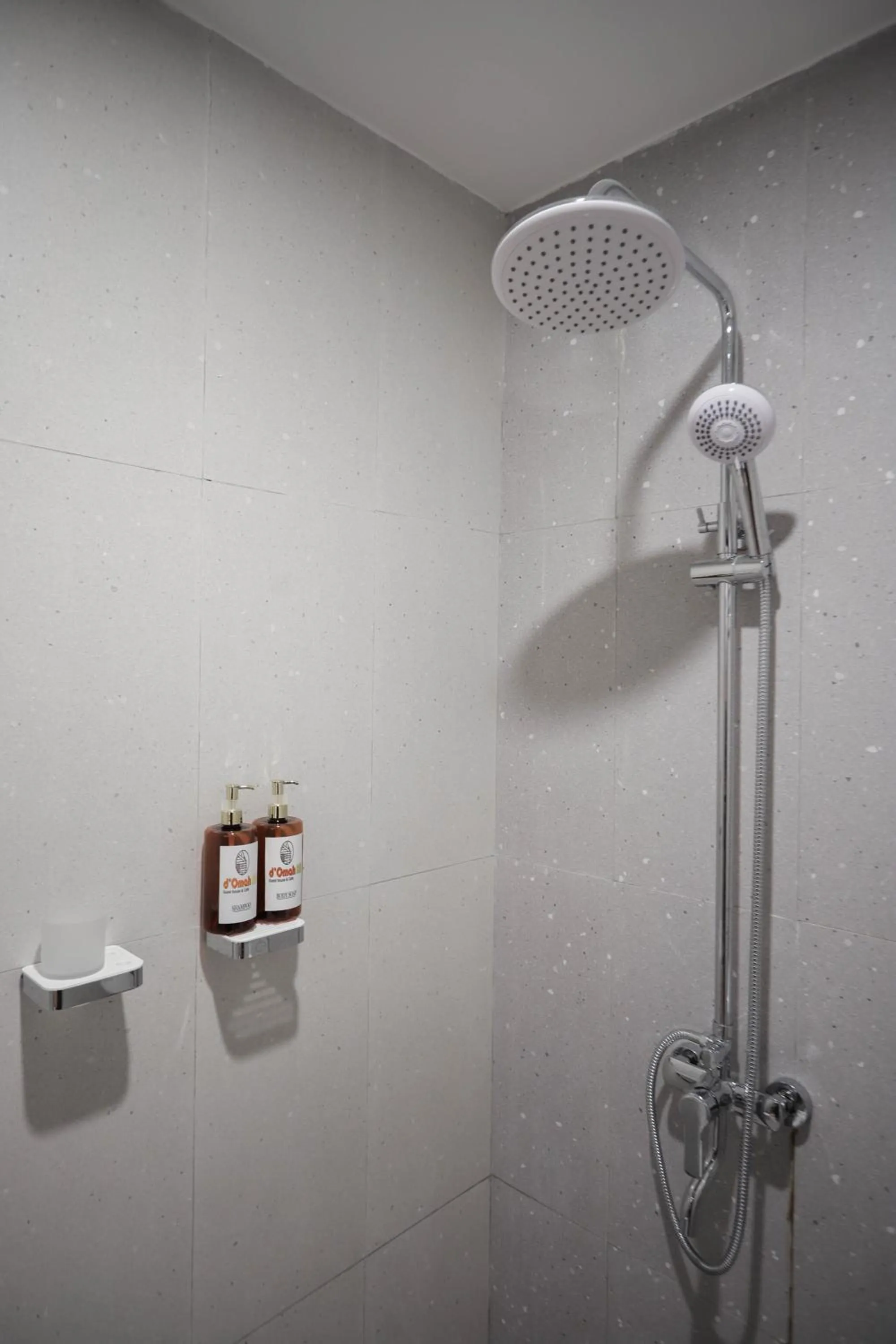 Shower in d' Omah Afi 1