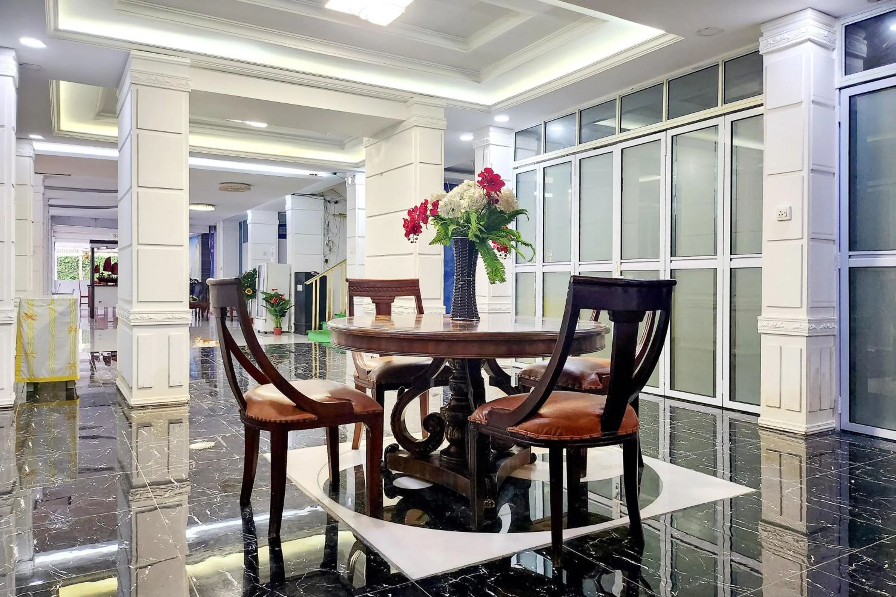 Seating area in RedDoorz Near Pelabuhan Sri Bintan Pura Tanjungpinang