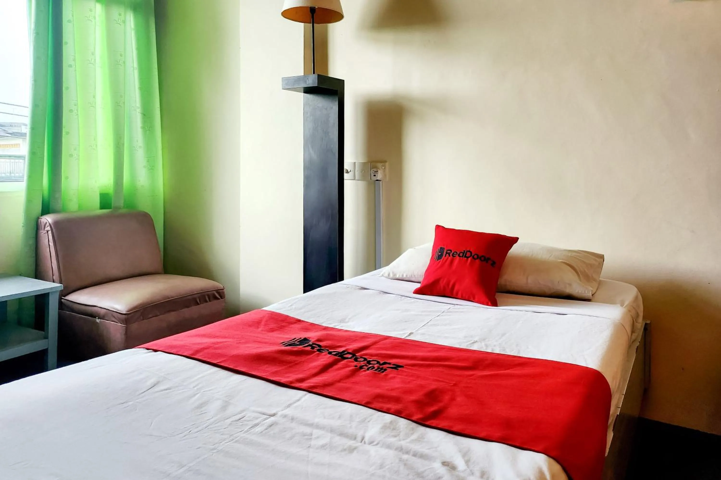 Bedroom, Bed in RedDoorz Near Pelabuhan Sri Bintan Pura Tanjungpinang
