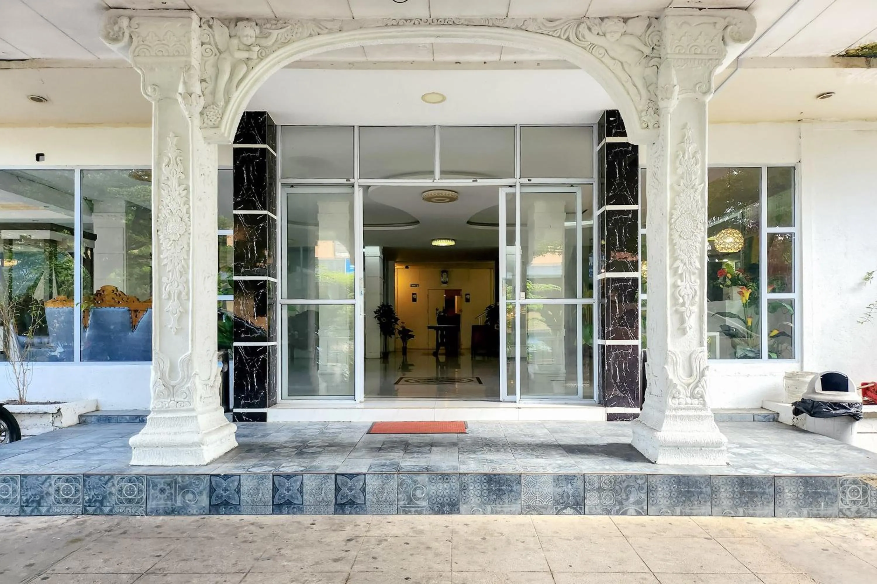 Facade/entrance in RedDoorz Near Pelabuhan Sri Bintan Pura Tanjungpinang