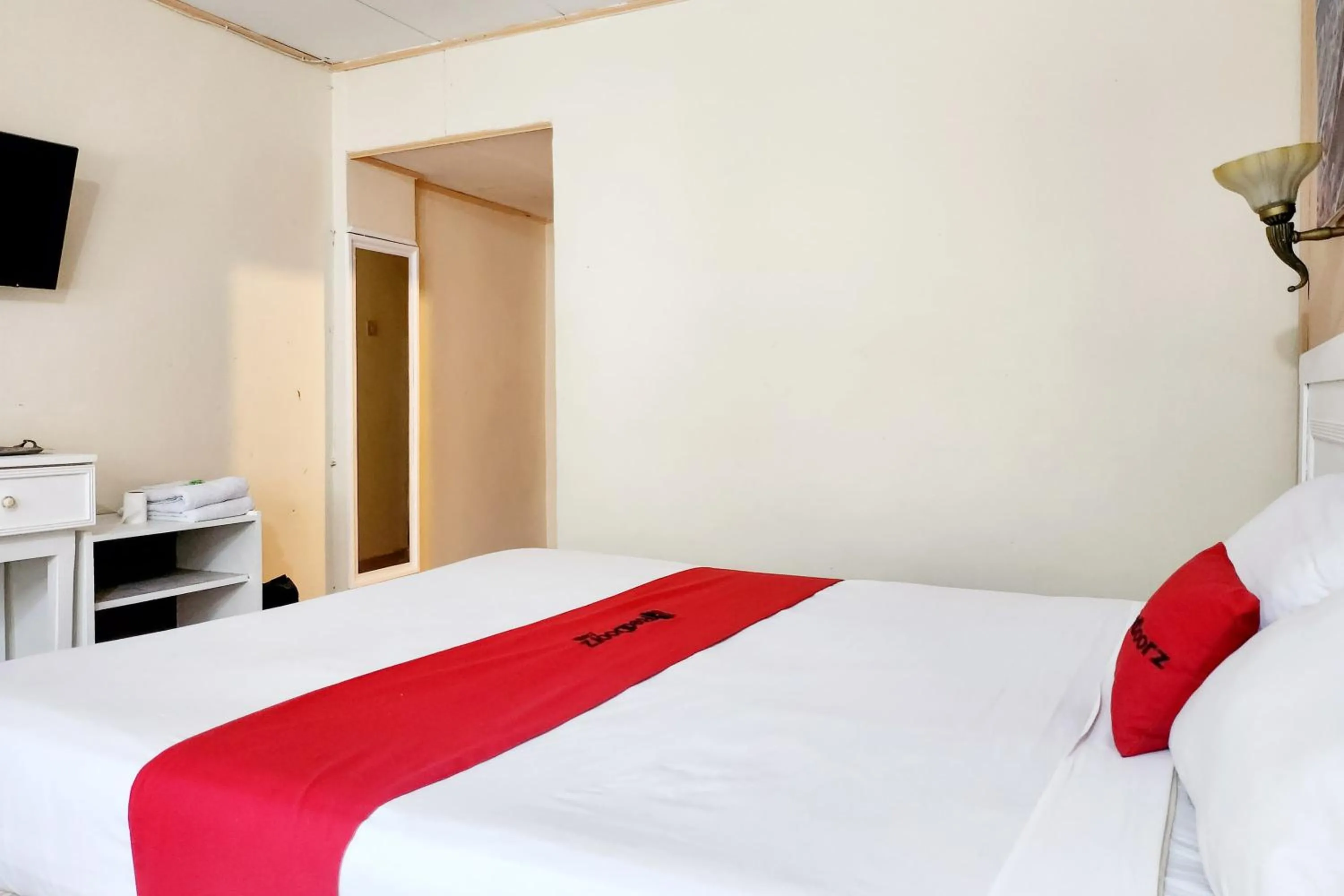 Bedroom, Bed in RedDoorz Near Pelabuhan Sri Bintan Pura Tanjungpinang