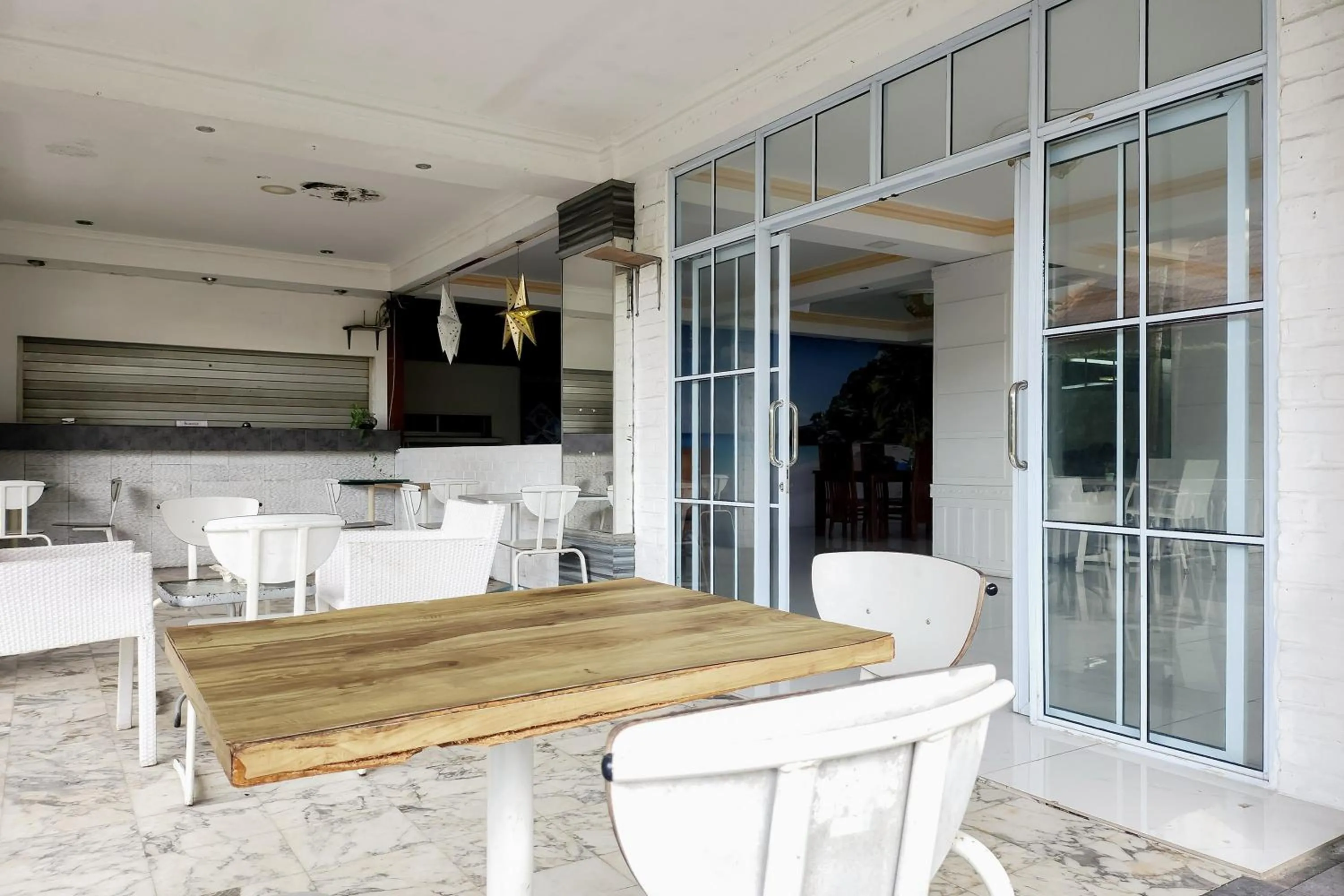 Seating area in RedDoorz Near Pelabuhan Sri Bintan Pura Tanjungpinang