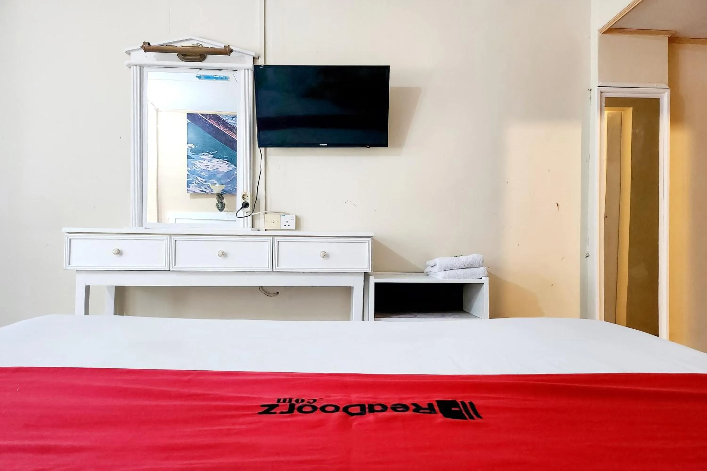 Bedroom, Bed in RedDoorz Near Pelabuhan Sri Bintan Pura Tanjungpinang
