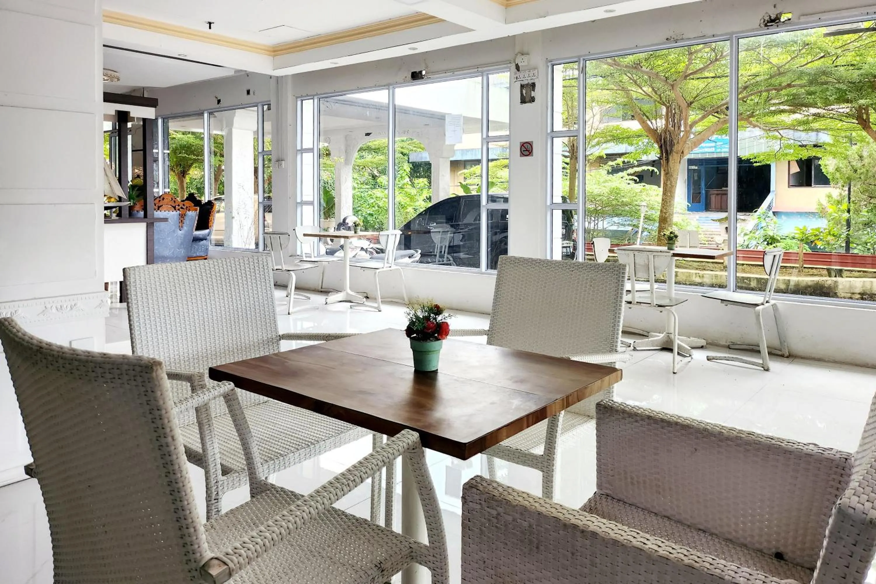 Seating area in RedDoorz Near Pelabuhan Sri Bintan Pura Tanjungpinang