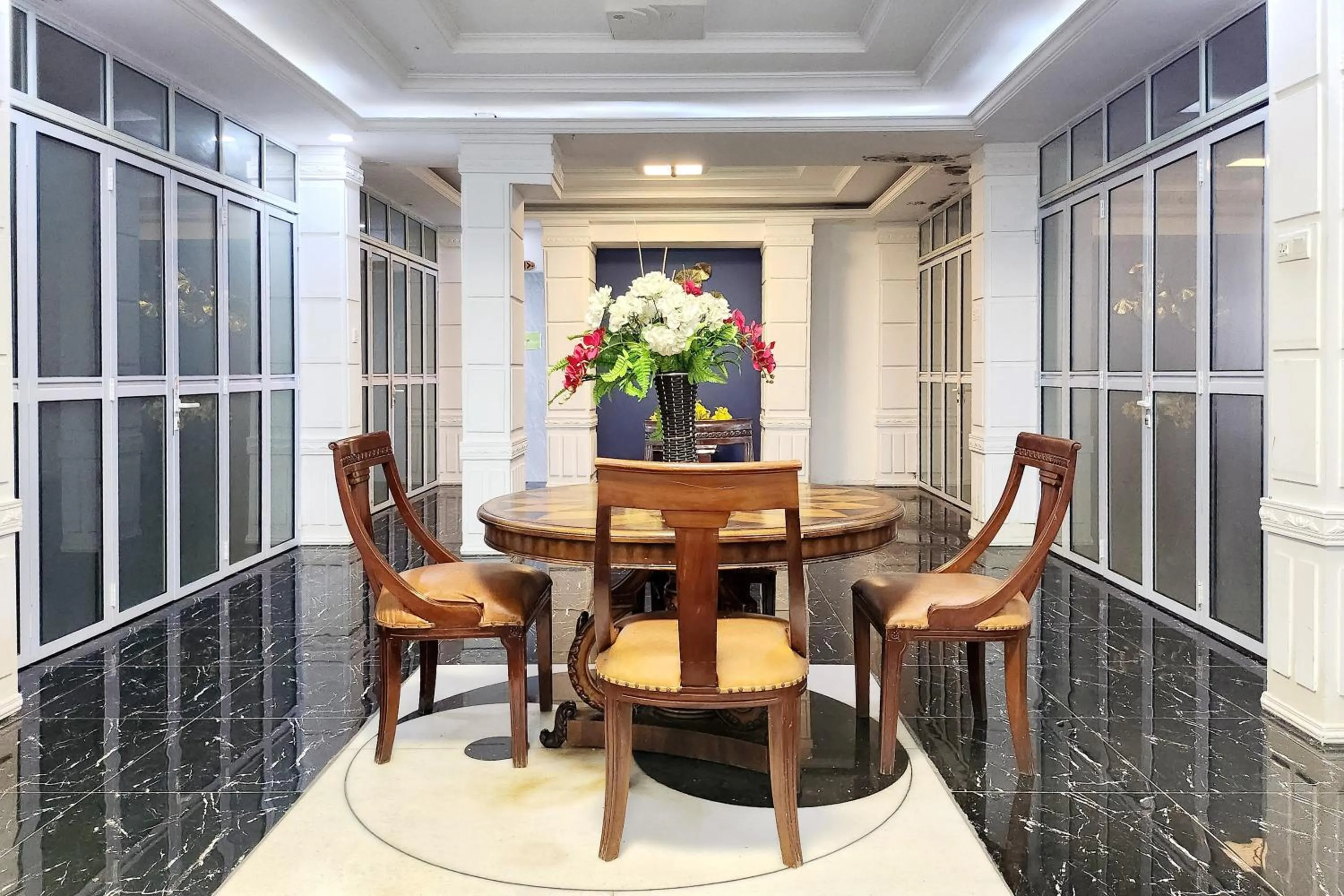 Seating area in RedDoorz Near Pelabuhan Sri Bintan Pura Tanjungpinang