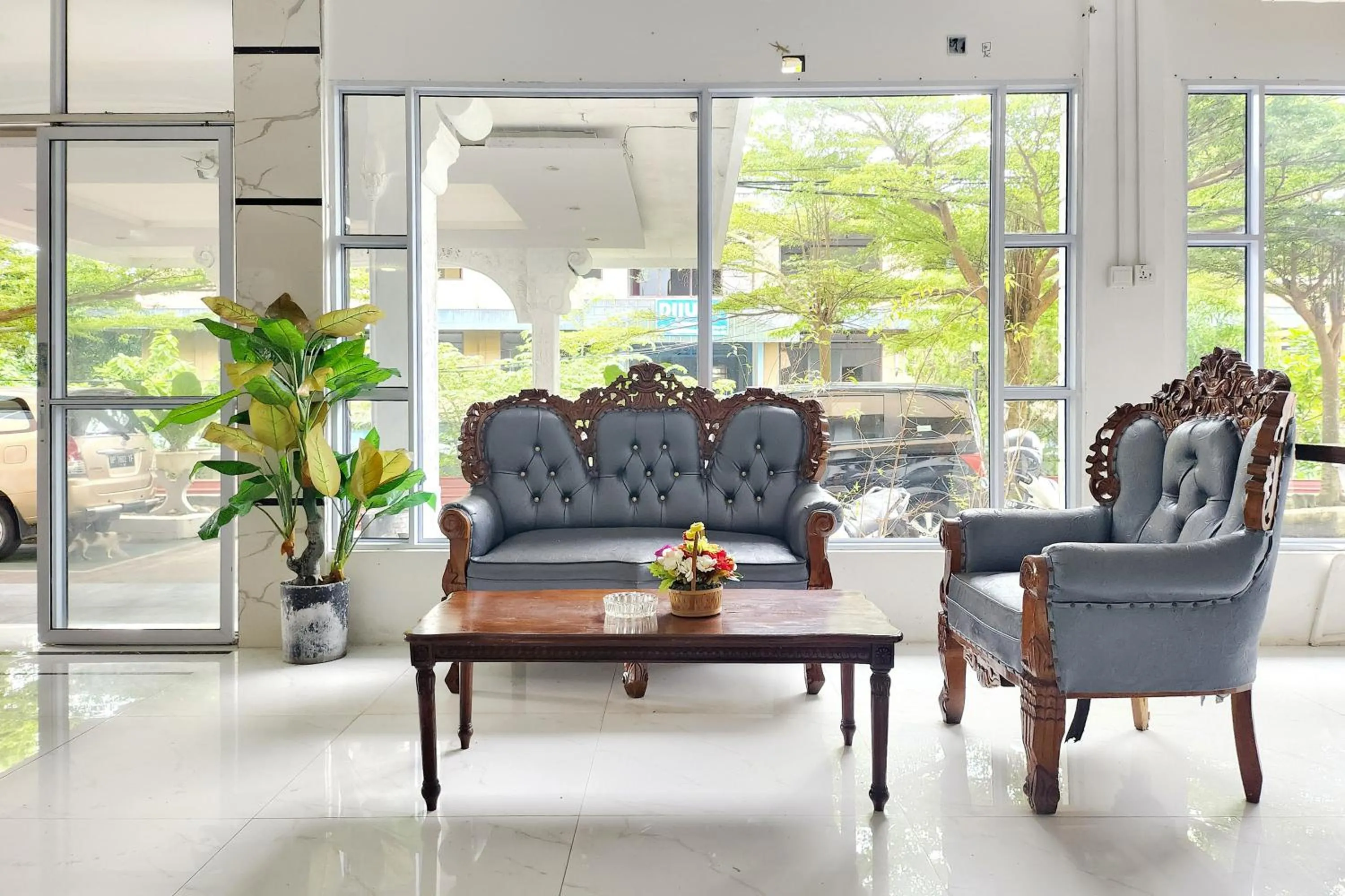 Seating area in RedDoorz Near Pelabuhan Sri Bintan Pura Tanjungpinang