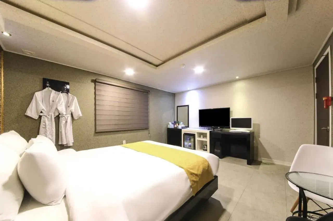 Bed in Opera Motel Bed in Opera Motel