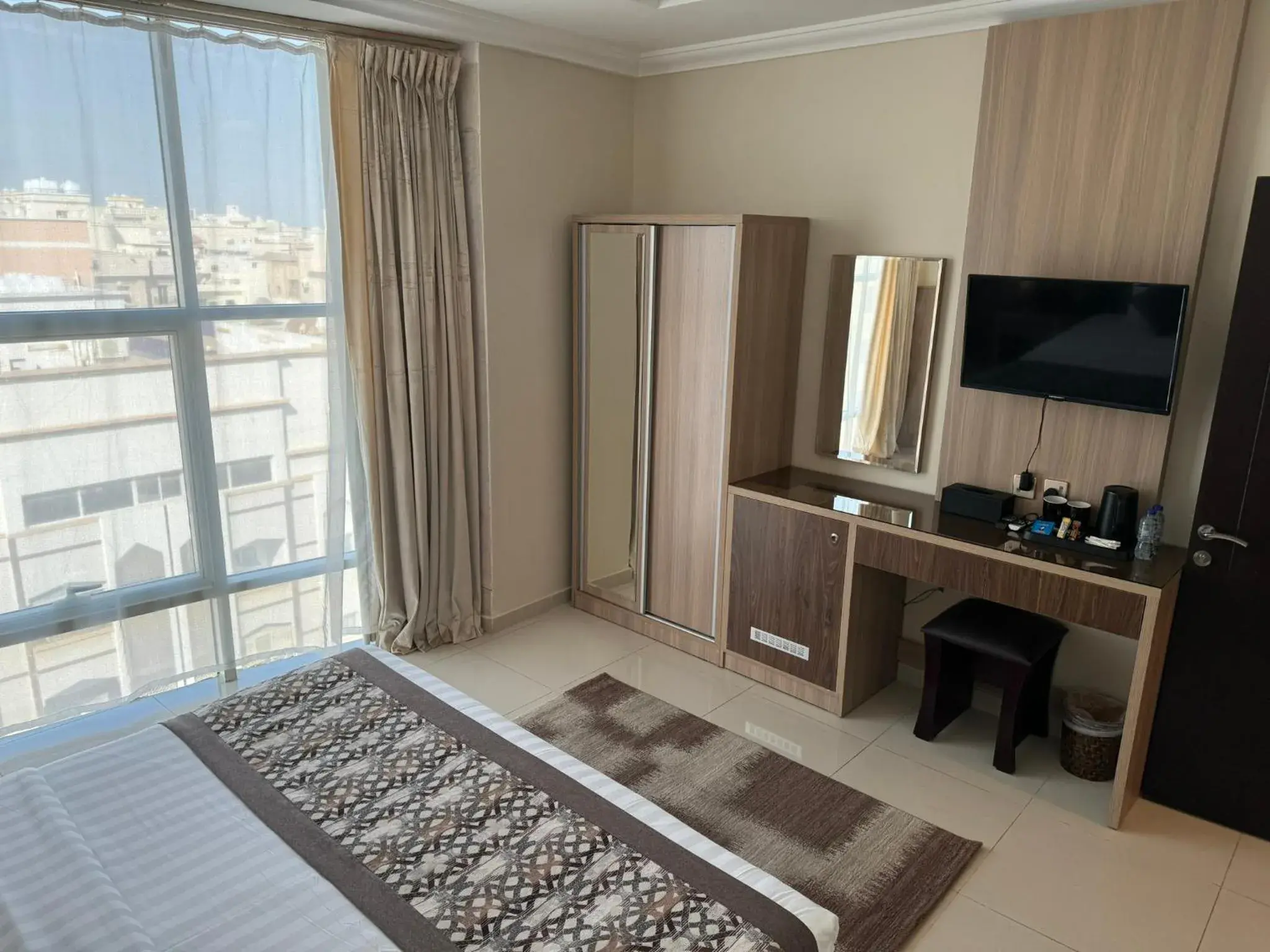 TV and multimedia, Bed in PRIMOTEL Suites As Salamah TV and multimedia, Bed in PRIMOTEL Suites As Salamah