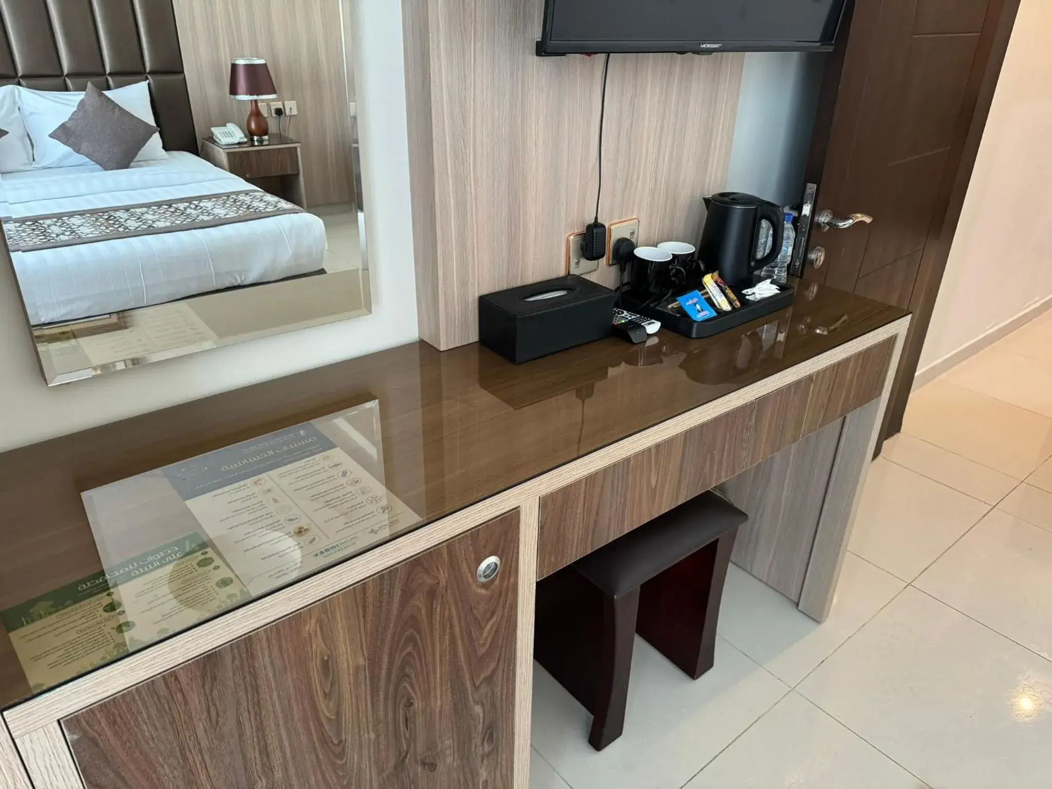Coffee/tea facilities, Bed in PRIMOTEL Suites As Salamah Coffee/tea facilities, Bed in PRIMOTEL Suites As Salamah