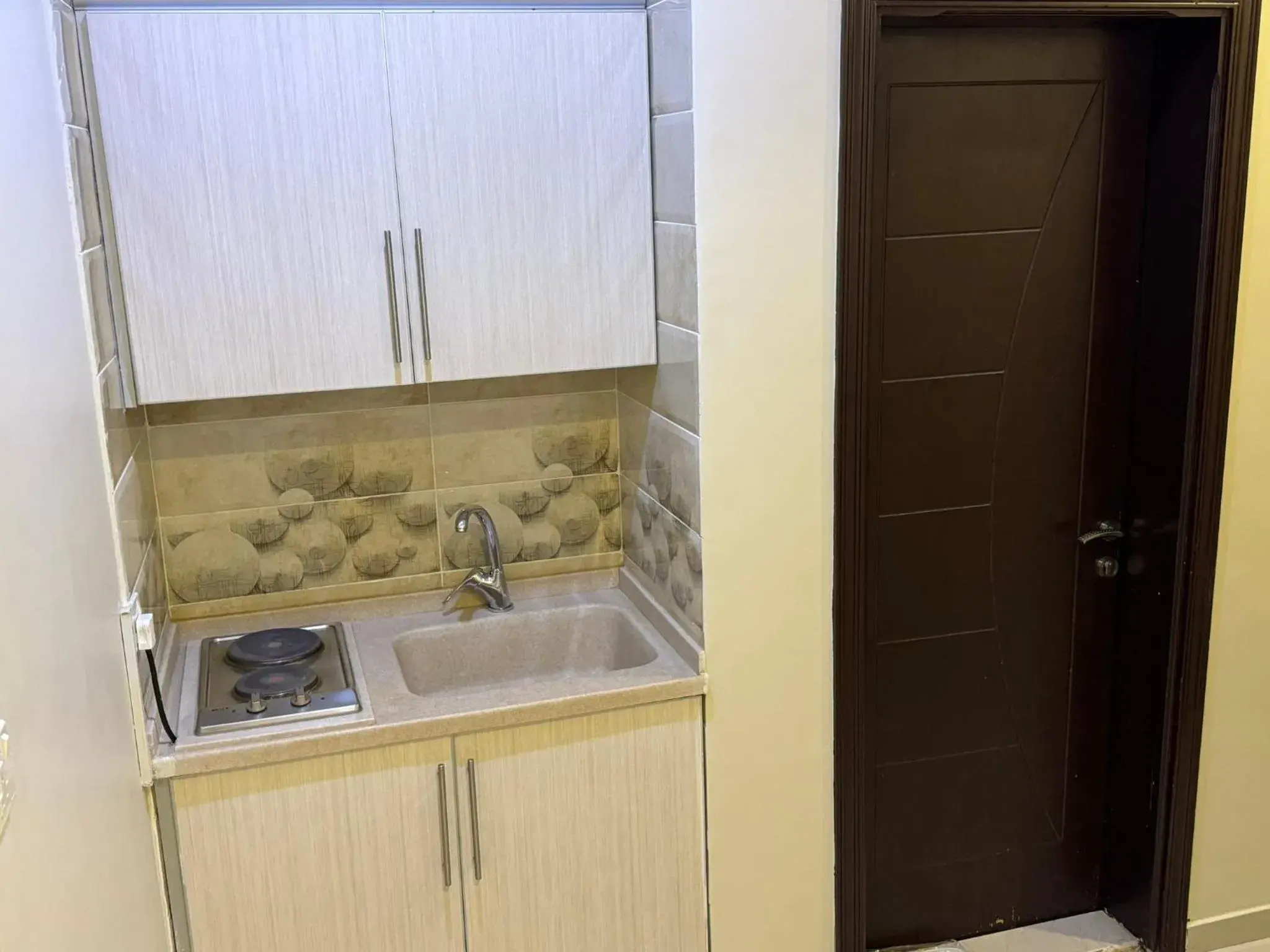 Kitchen or kitchenette in PRIMOTEL Suites As Salamah Kitchen or kitchenette in PRIMOTEL Suites As Salamah