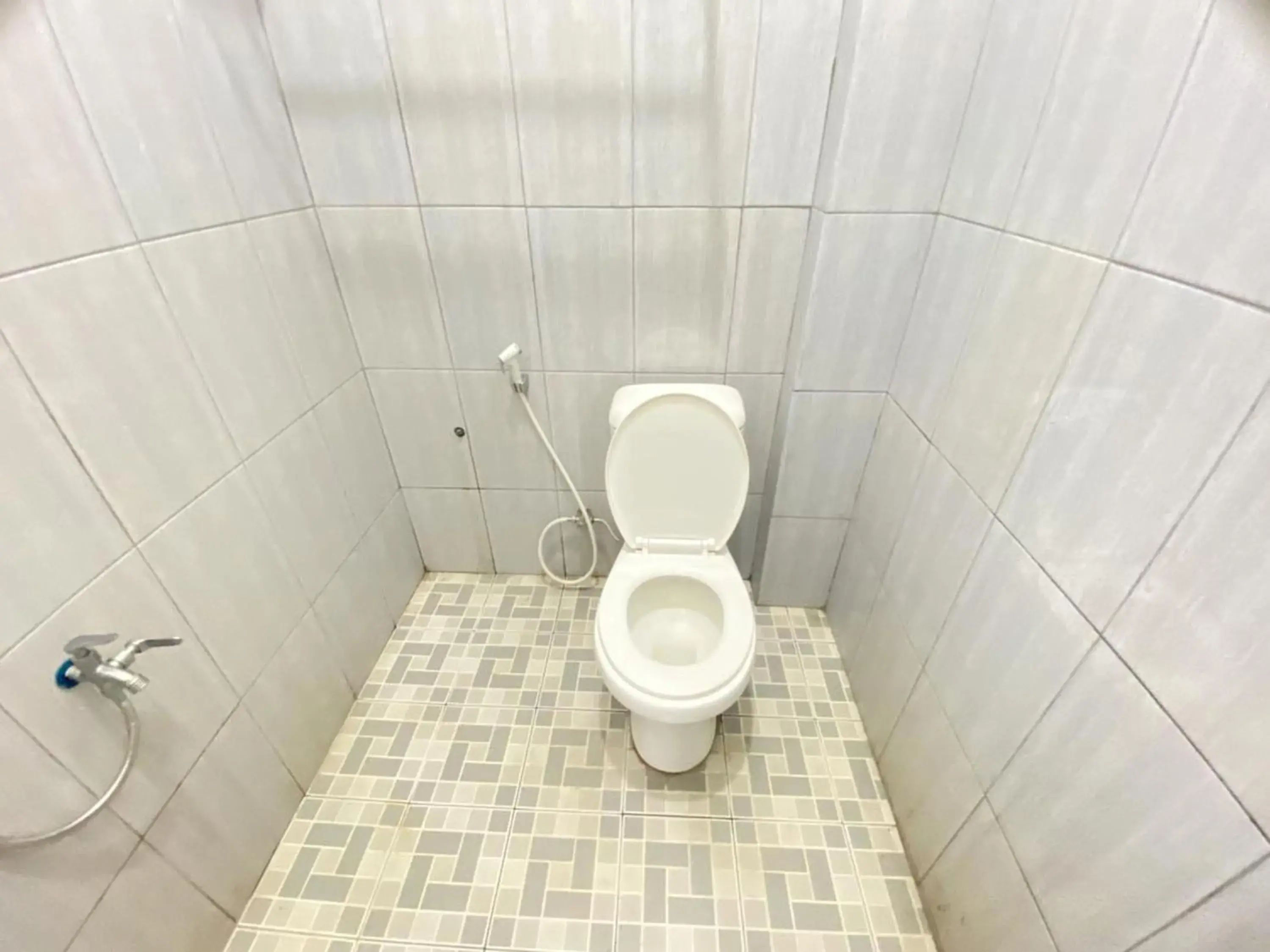 Bathroom in MJ Guest House Pusat Kota Malili Mitra RedDoorz Bathroom in MJ Guest House Pusat Kota Malili Mitra RedDoorz