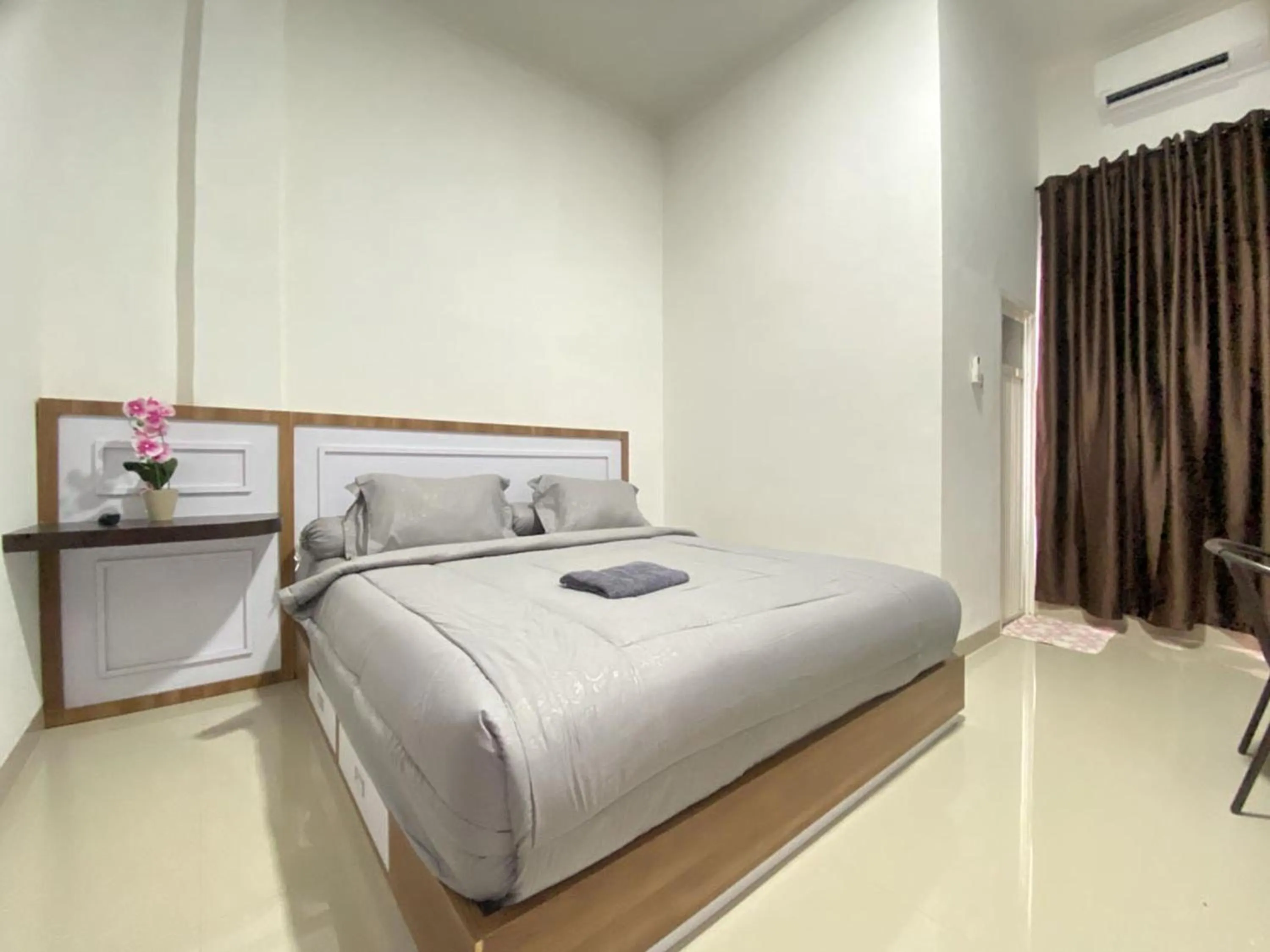Bedroom in MJ Guest House Pusat Kota Malili Mitra RedDoorz