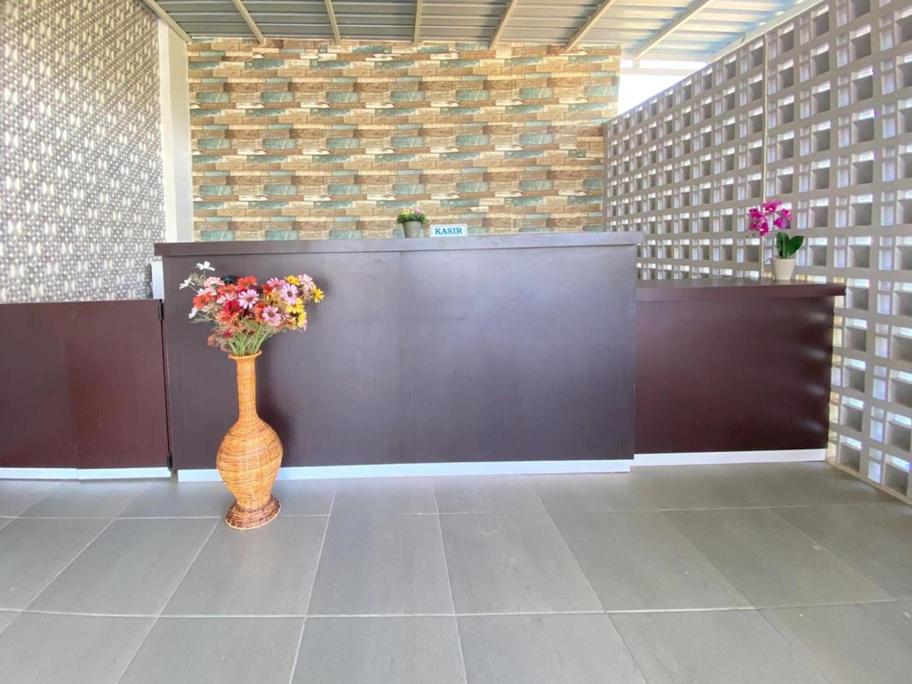 Lobby or reception in MJ Guest House Pusat Kota Malili Mitra RedDoorz