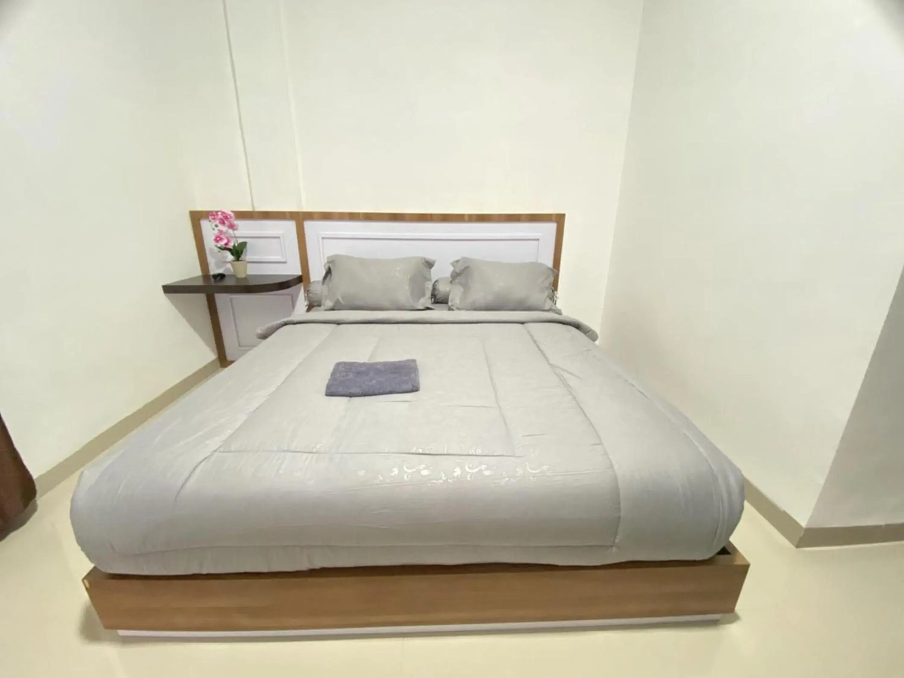 Photo of the whole room in MJ Guest House Pusat Kota Malili Mitra RedDoorz Photo of the whole room in MJ Guest House Pusat Kota Malili Mitra RedDoorz