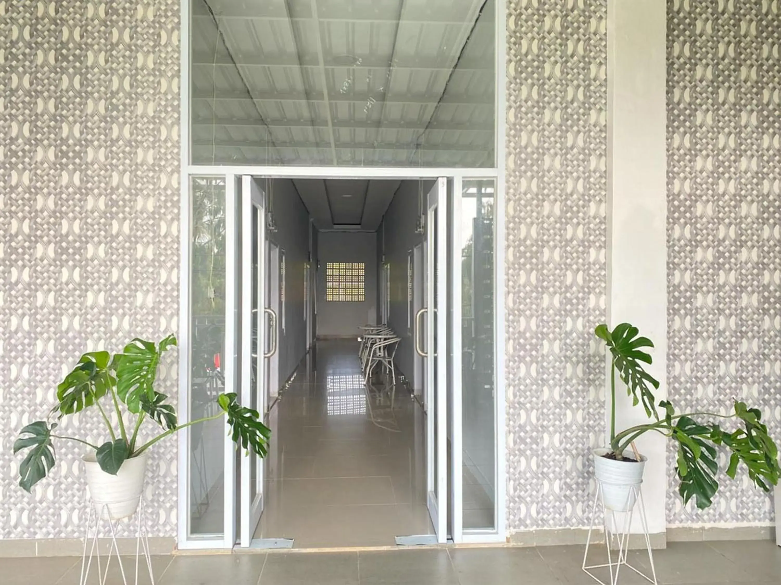 Facade/entrance in MJ Guest House Pusat Kota Malili Mitra RedDoorz Facade/entrance in MJ Guest House Pusat Kota Malili Mitra RedDoorz