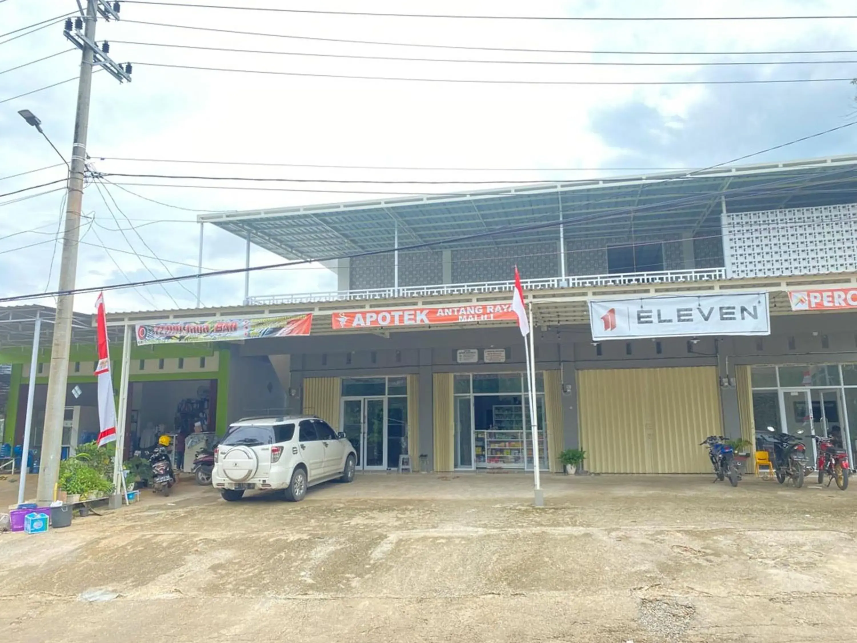 Property building in MJ Guest House Pusat Kota Malili Mitra RedDoorz Property building in MJ Guest House Pusat Kota Malili Mitra RedDoorz